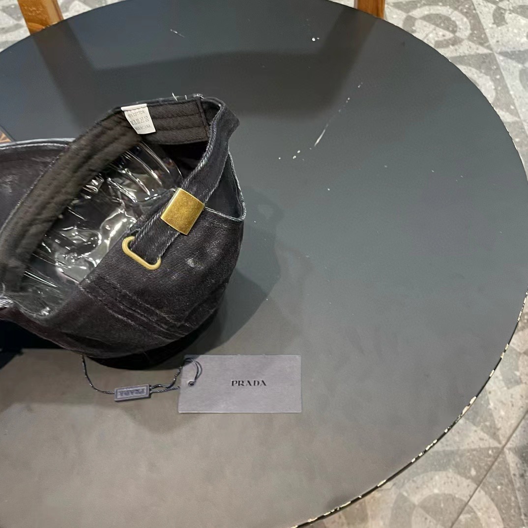  普拉达Prada 经典三角标棒球帽🧢万能必留款 戴一万年都好看 日常刚需 颜色完美 帽型正点 简直谁戴