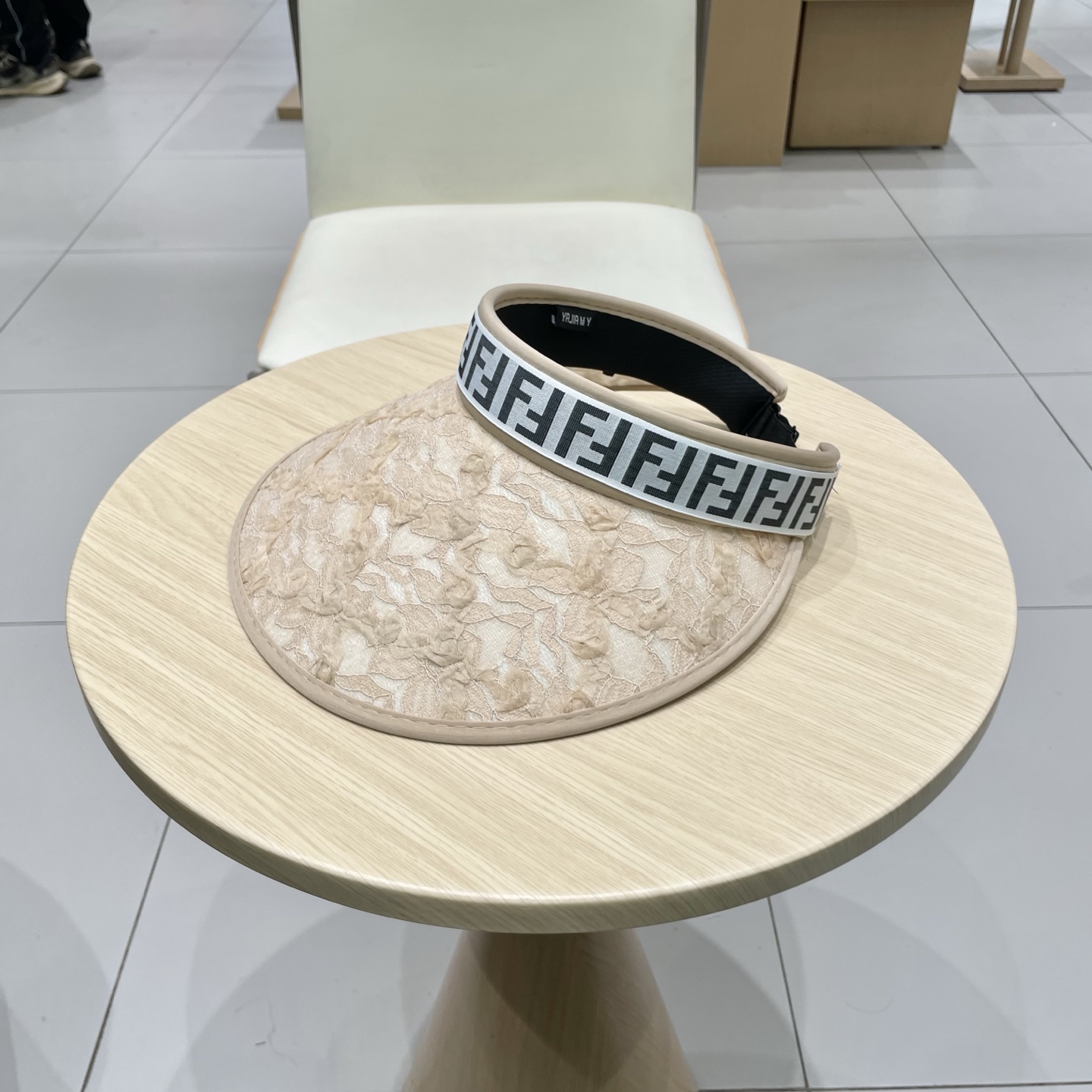 芬迪 FENDI 春夏超细装饰空顶帽 超🉑空顶系列，颜色妥妥，轻便携带！小仙女🧚人手必备