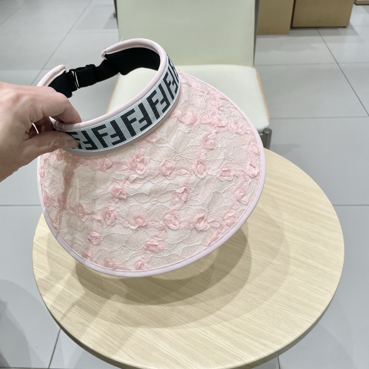 芬迪 FENDI 春夏超细装饰空顶帽 超🉑空顶系列，颜色妥妥，轻便携带！小仙女🧚人手必备