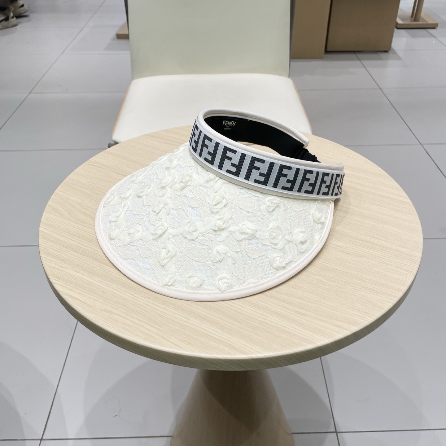 芬迪 FENDI 春夏超细装饰空顶帽 超🉑空顶系列，颜色妥妥，轻便携带！小仙女🧚人手必备