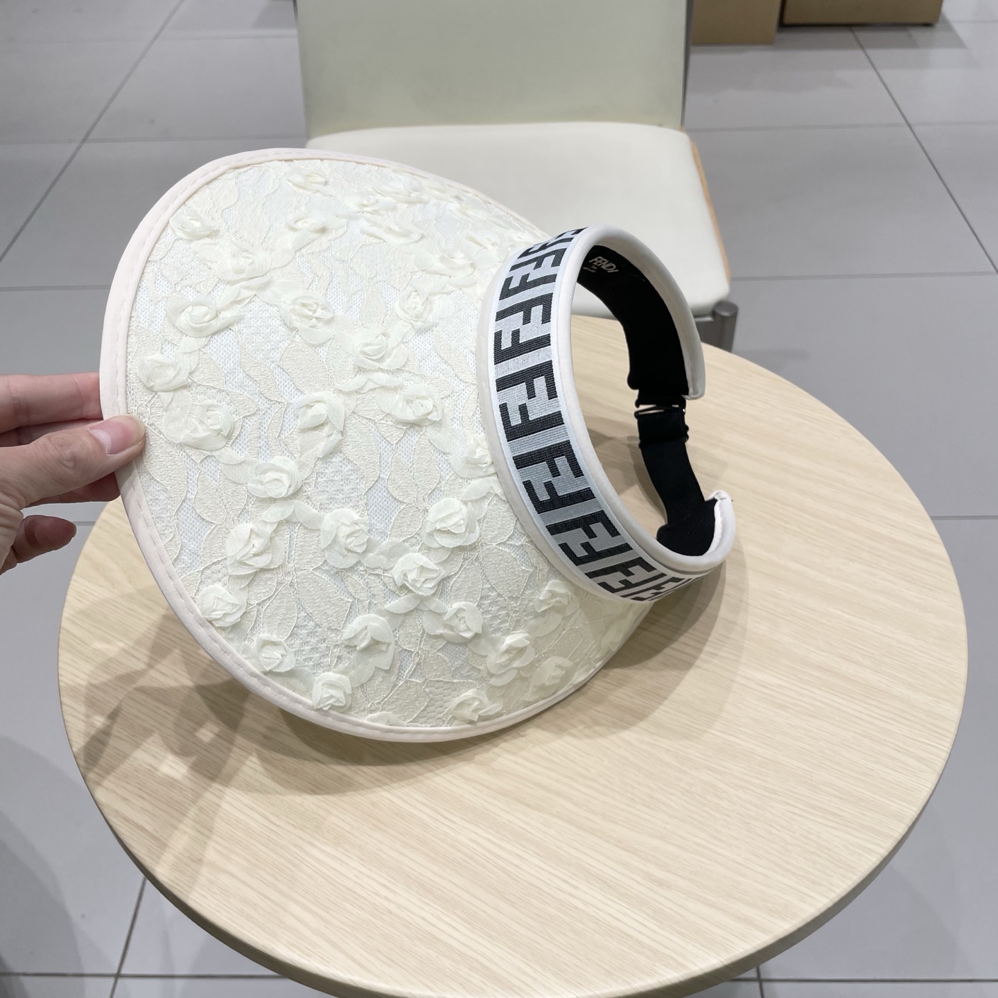 芬迪 FENDI 春夏超细装饰空顶帽 超🉑空顶系列，颜色妥妥，轻便携带！小仙女🧚人手必备