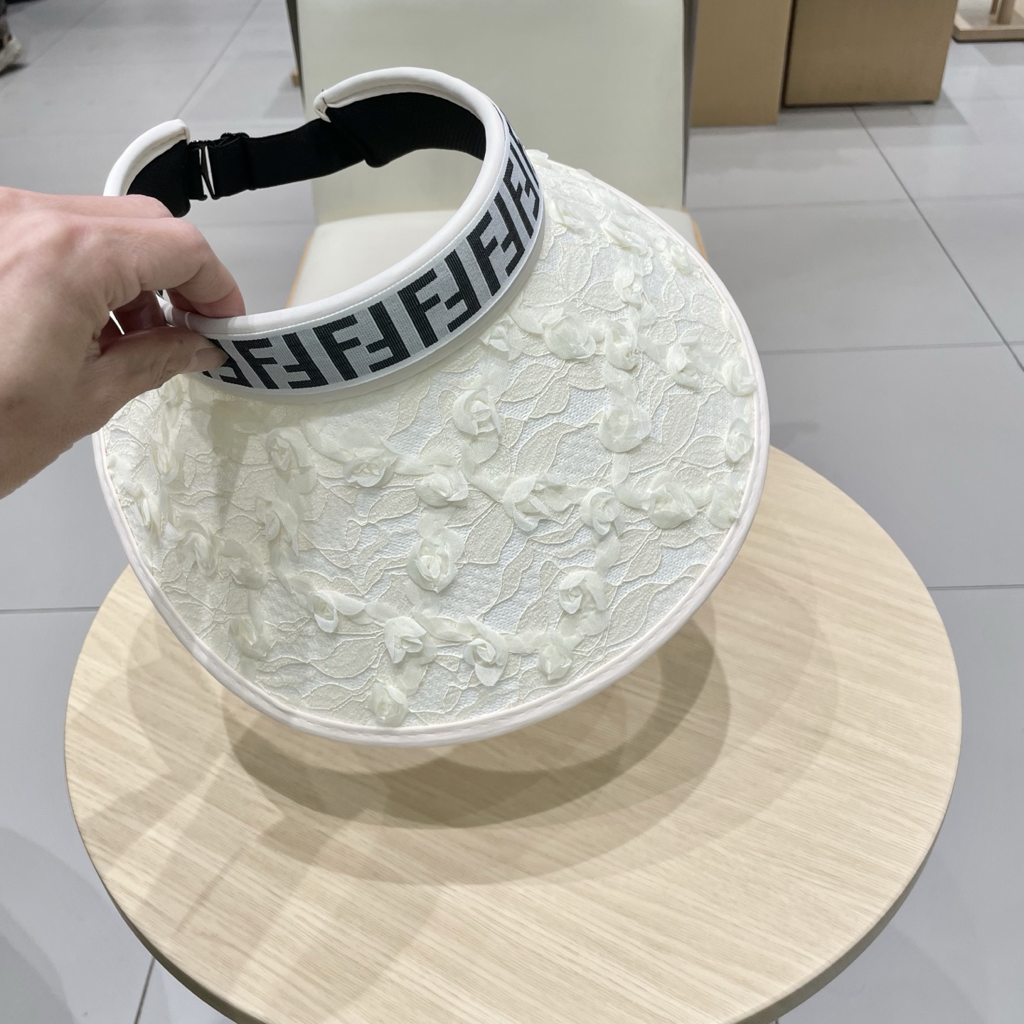 芬迪 FENDI 春夏超细装饰空顶帽 超🉑空顶系列，颜色妥妥，轻便携带！小仙女🧚人手必备