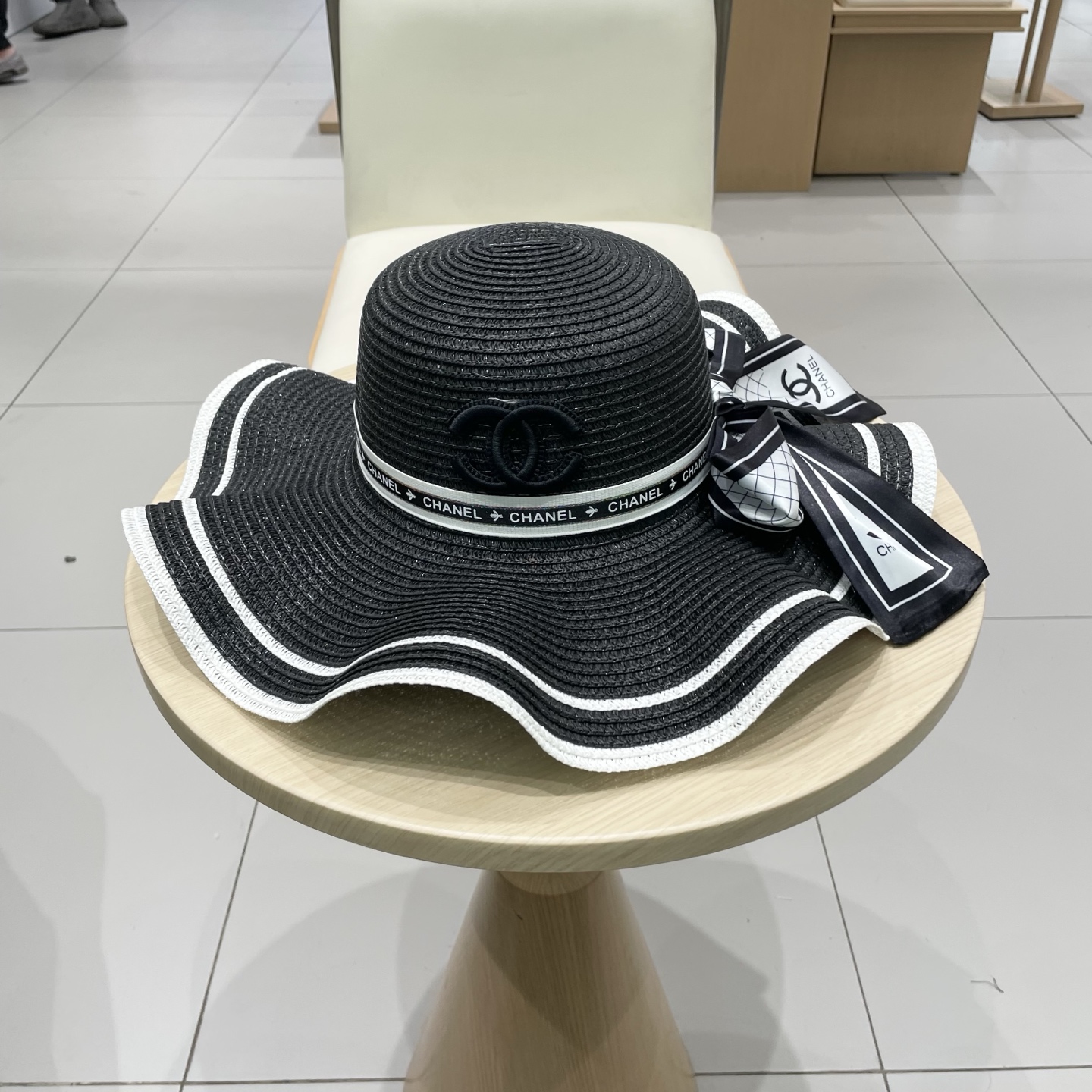 NO:343679,Chanel Chanel sun hat, wavy straw hat, head 57cm hat, straw hat fisherman hat baseball hat, hat, chanel, chanel, espadrilles, hatsChanel香奈儿遮阳帽,波浪边草帽,头围57cm帽子草帽渔夫帽棒球帽,帽子,chanel,chanel,espadrilles,hats,hat