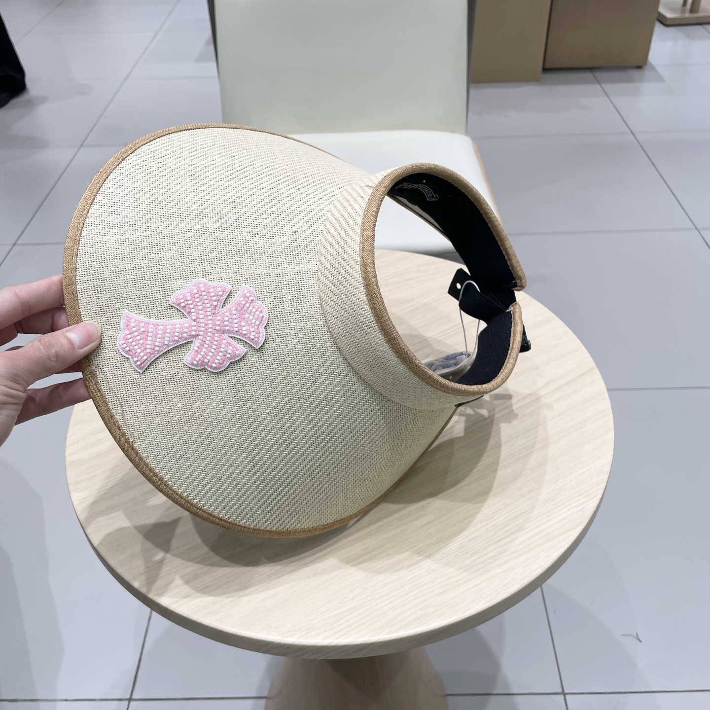  克罗心 遮阳帽来啦🤩
休闲时尚风 空顶设计 🧢
夏天必备单品🔅超级遮阳还巨显瘦😉