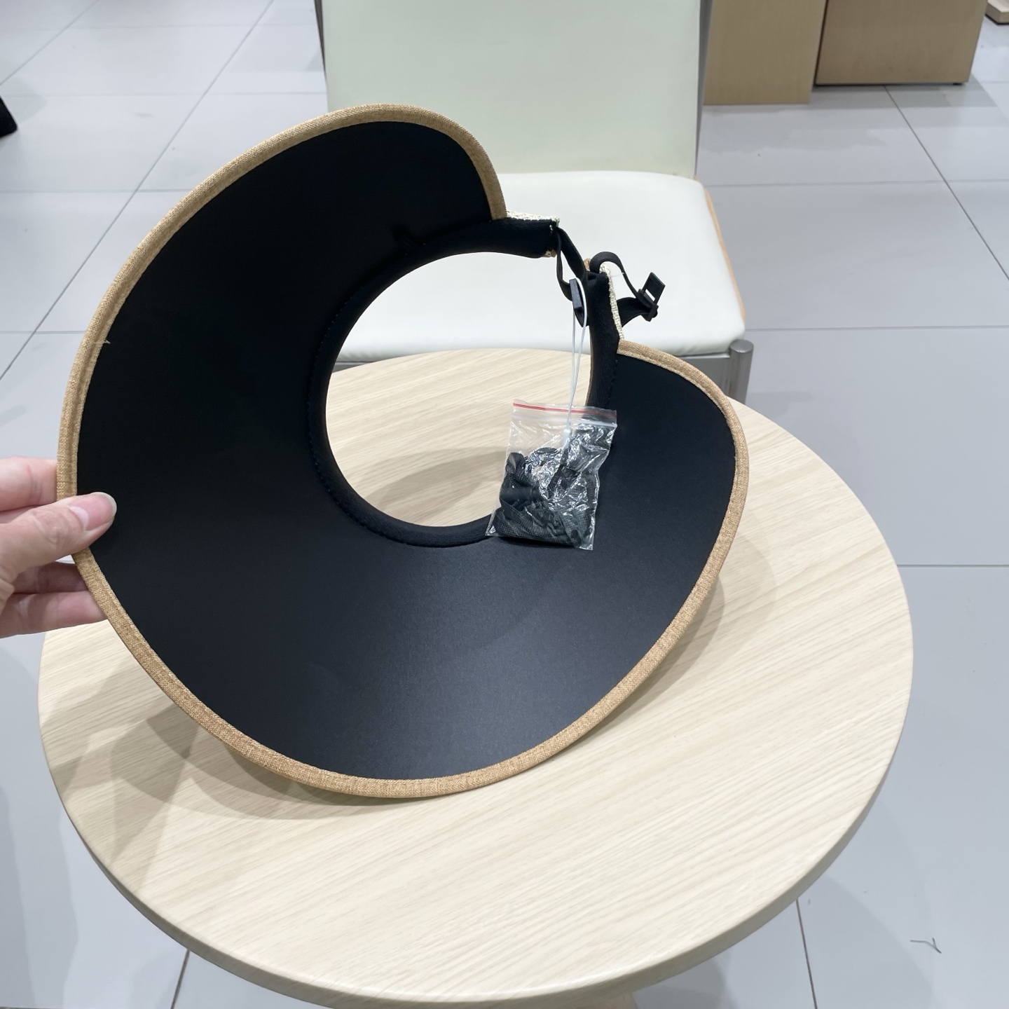  克罗心 遮阳帽来啦🤩
休闲时尚风 空顶设计 🧢
夏天必备单品🔅超级遮阳还巨显瘦😉