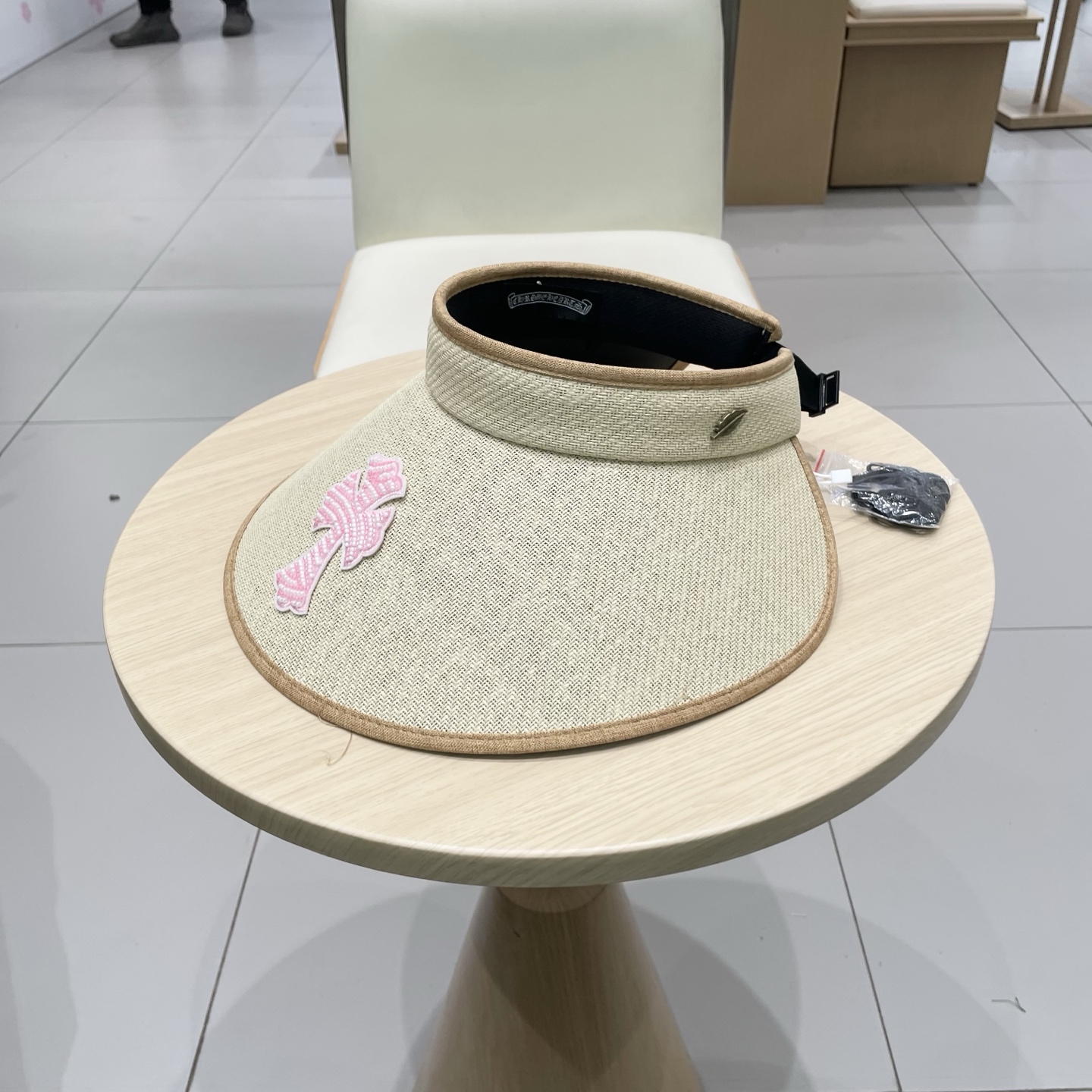  克罗心 遮阳帽来啦🤩
休闲时尚风 空顶设计 🧢
夏天必备单品🔅超级遮阳还巨显瘦😉