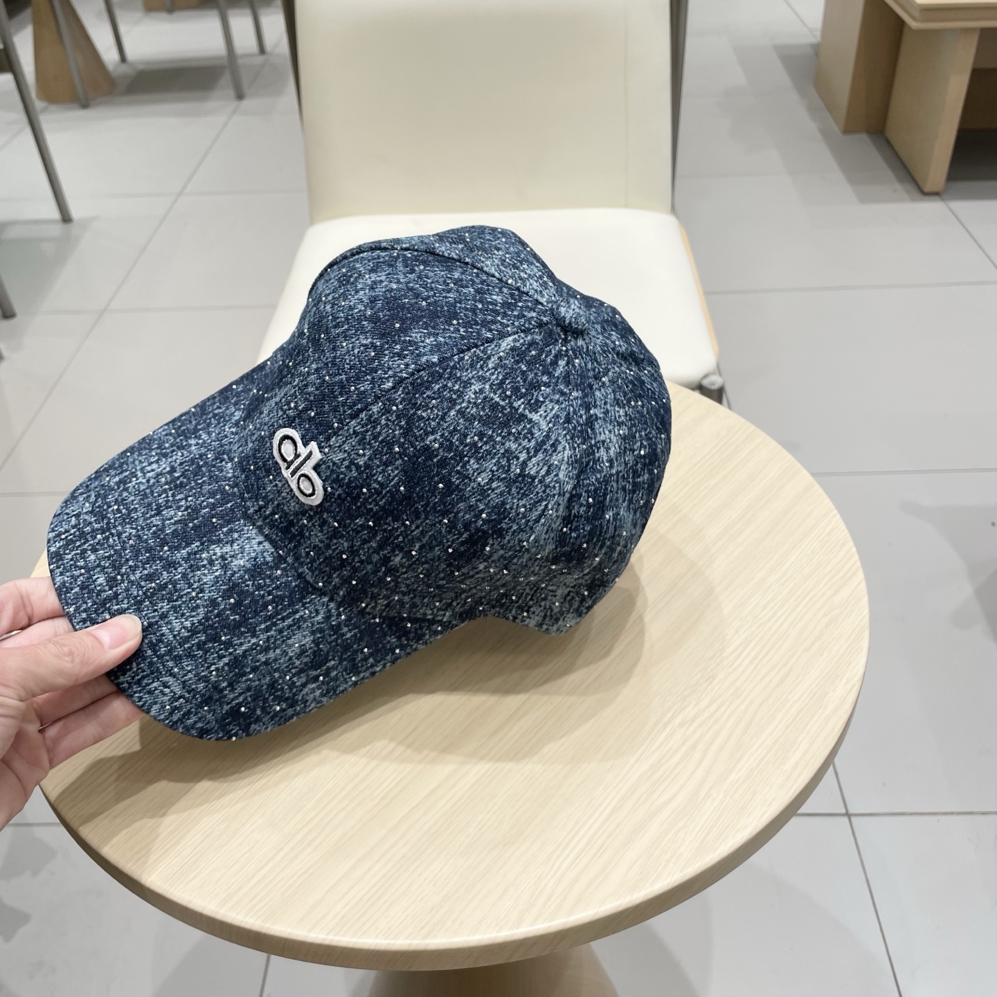 alo 新款定制棒球帽
🧢 设计感满满
日常穿搭 甜酷十足‼️
洋气 高级 不挑人‼️