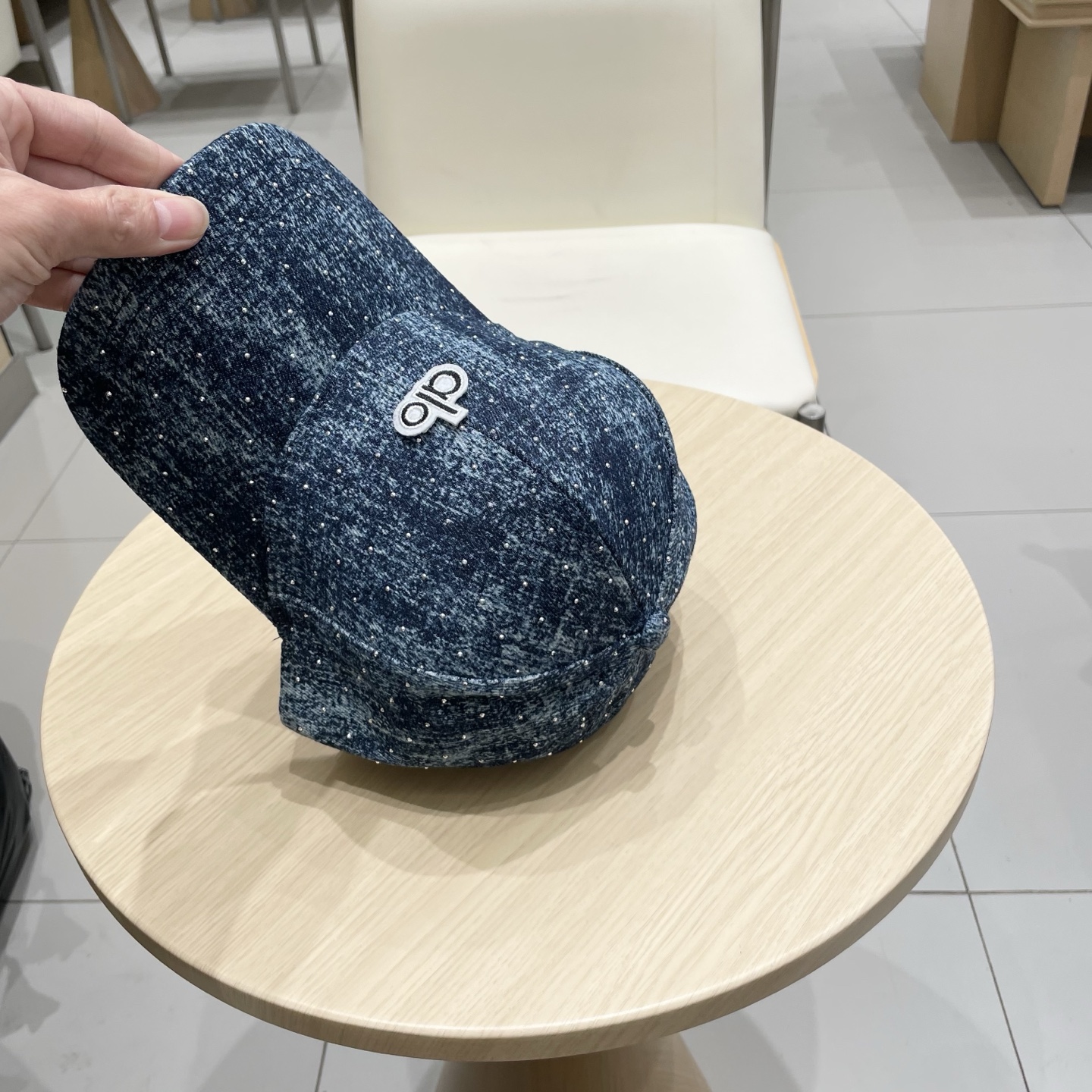 alo 新款定制棒球帽
🧢 设计感满满
日常穿搭 甜酷十足‼️
洋气 高级 不挑人‼️