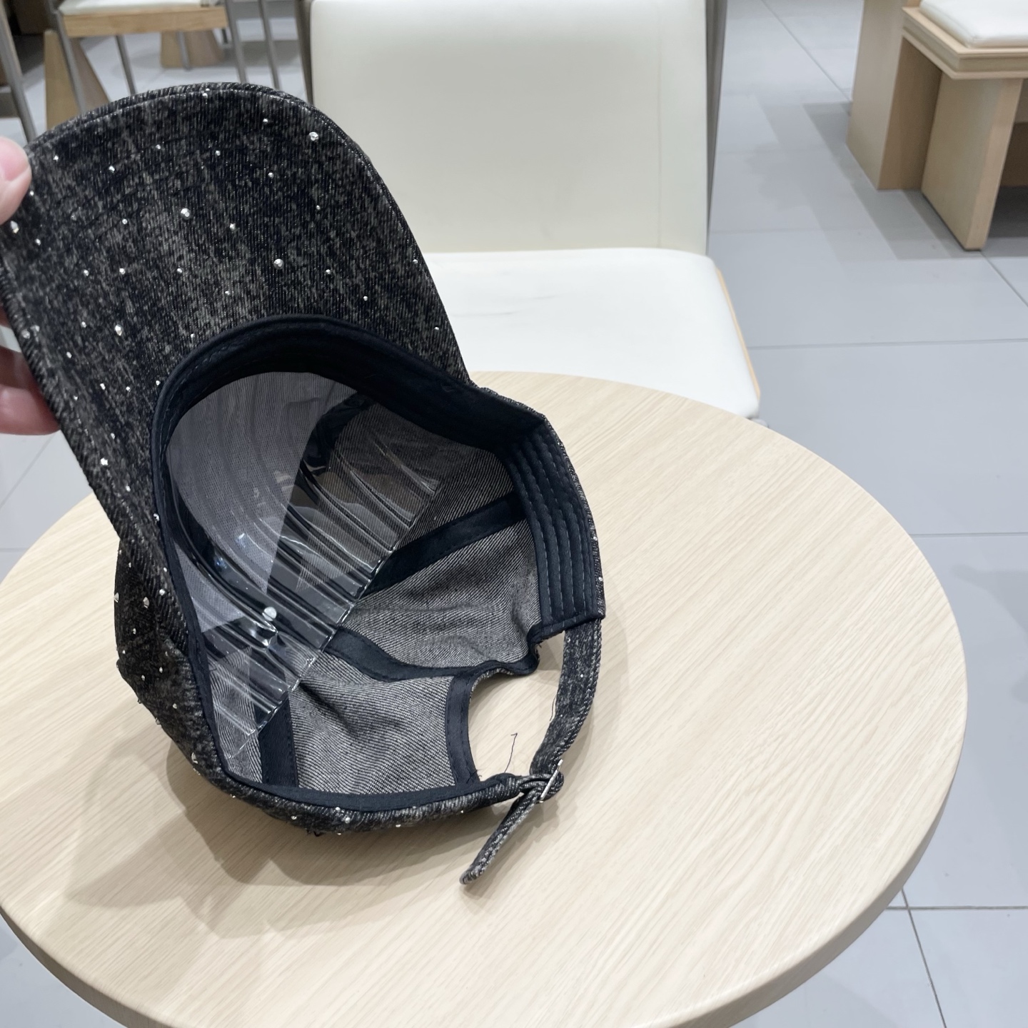 alo 新款定制棒球帽
🧢 设计感满满
日常穿搭 甜酷十足‼️
洋气 高级 不挑人‼️