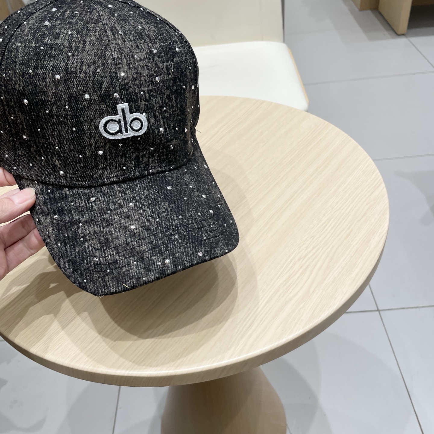 alo 新款定制棒球帽
🧢 设计感满满
日常穿搭 甜酷十足‼️
洋气 高级 不挑人‼️