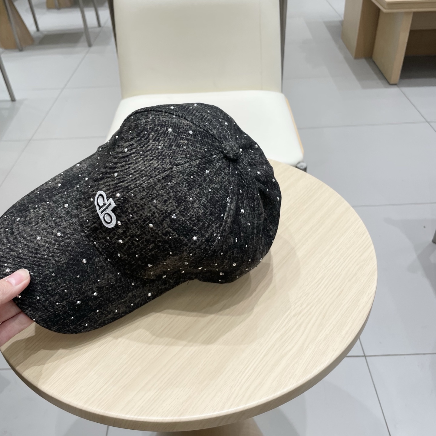 alo 新款定制棒球帽
🧢 设计感满满
日常穿搭 甜酷十足‼️
洋气 高级 不挑人‼️