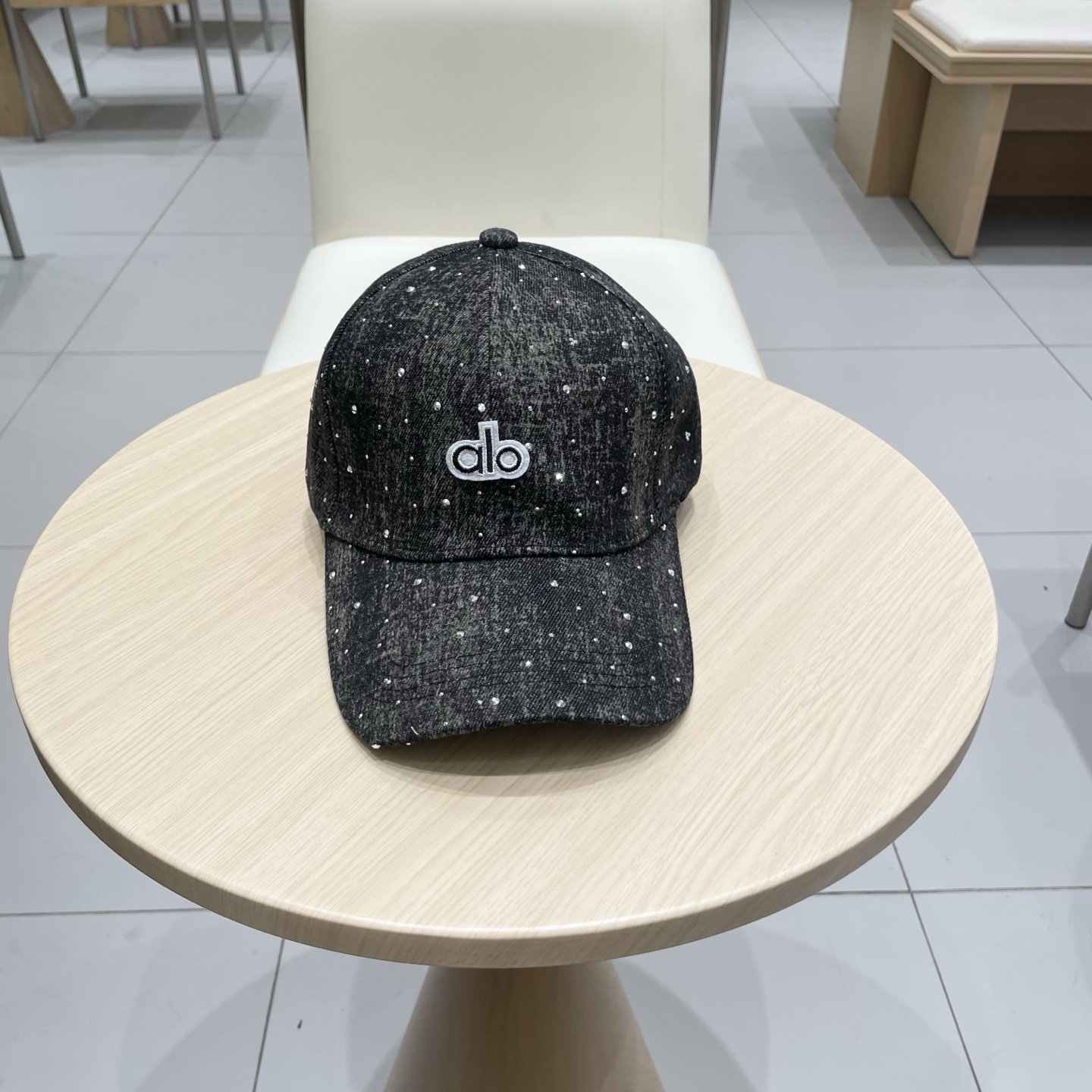 alo 新款定制棒球帽
🧢 设计感满满
日常穿搭 甜酷十足‼️
洋气 高级 不挑人‼️