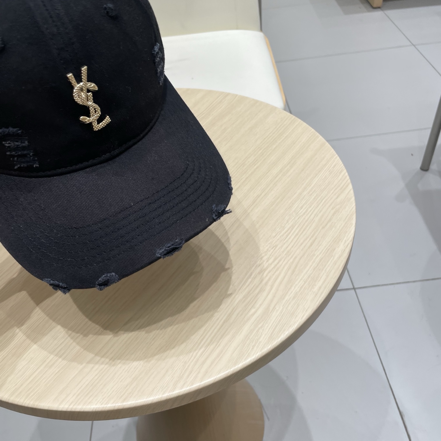 
 YSL圣罗兰 棒球帽|韩系风
一款简单休闲风的棒球帽
是牛仔的款式 减龄百搭 适配度很高！
简单随性