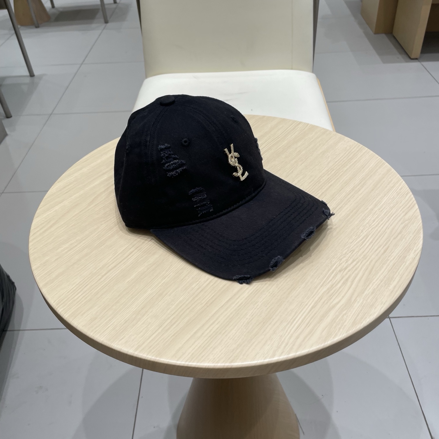 
 YSL圣罗兰 棒球帽|韩系风
一款简单休闲风的棒球帽
是牛仔的款式 减龄百搭 适配度很高！
简单随性
