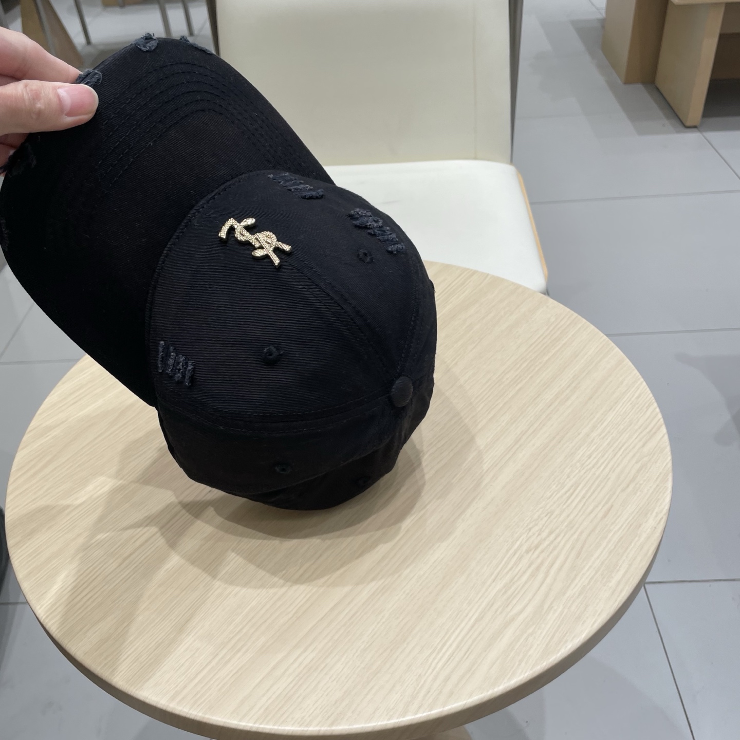 
 YSL圣罗兰 棒球帽|韩系风
一款简单休闲风的棒球帽
是牛仔的款式 减龄百搭 适配度很高！
简单随性