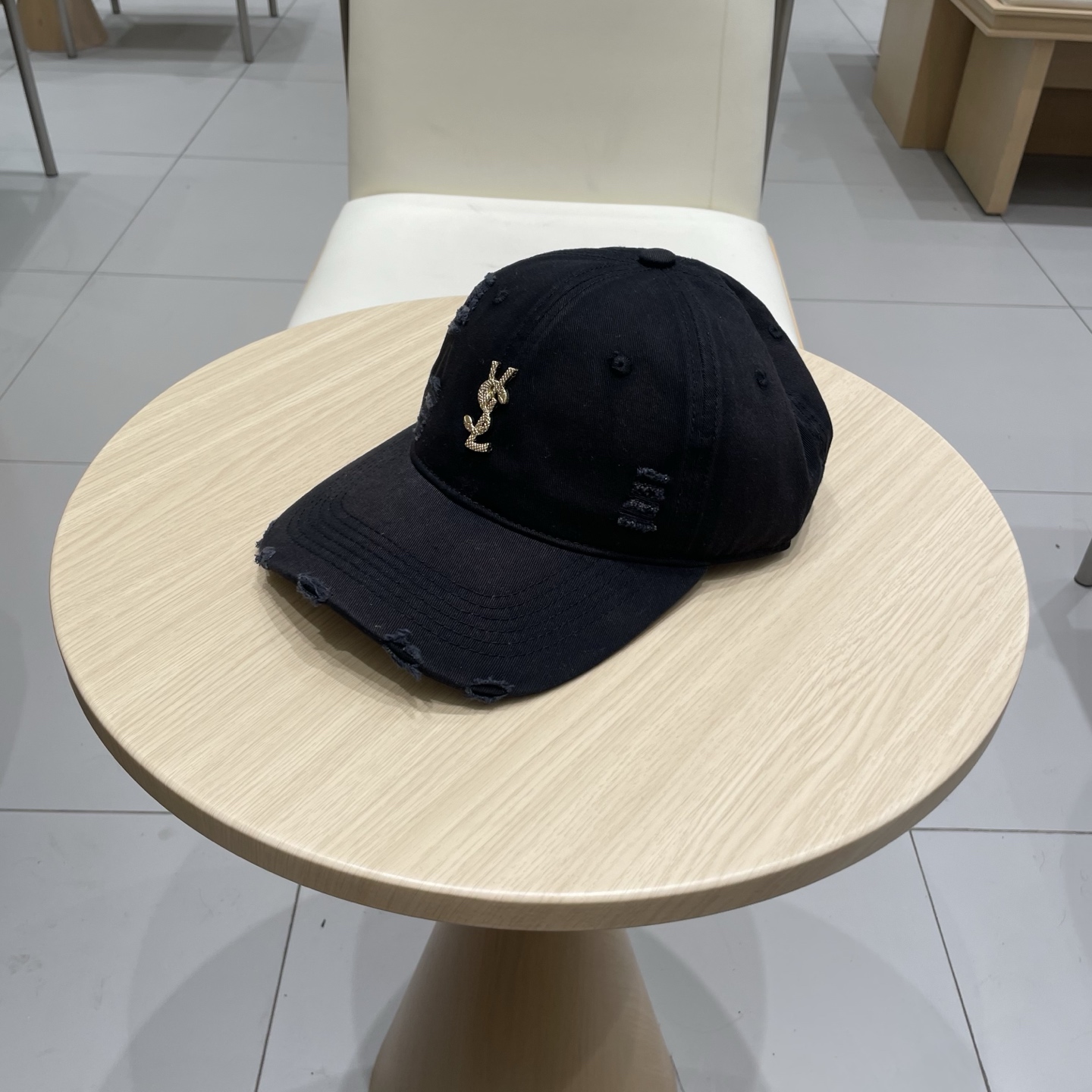 
 YSL圣罗兰 棒球帽|韩系风
一款简单休闲风的棒球帽
是牛仔的款式 减龄百搭 适配度很高！
简单随性