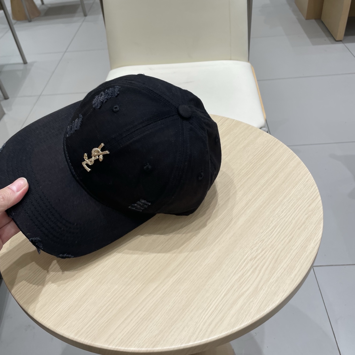 
 YSL圣罗兰 棒球帽|韩系风
一款简单休闲风的棒球帽
是牛仔的款式 减龄百搭 适配度很高！
简单随性