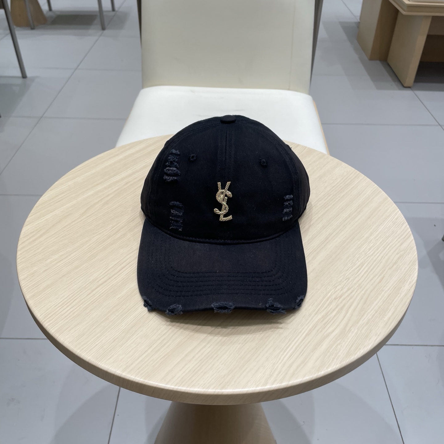 
 YSL圣罗兰 棒球帽|韩系风
一款简单休闲风的棒球帽
是牛仔的款式 减龄百搭 适配度很高！
简单随性
