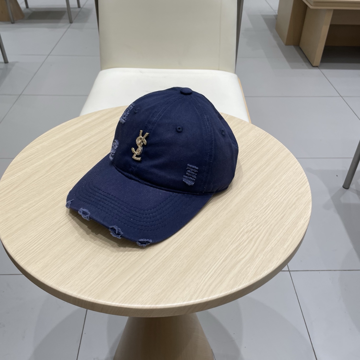 
 YSL圣罗兰 棒球帽|韩系风
一款简单休闲风的棒球帽
是牛仔的款式 减龄百搭 适配度很高！
简单随性