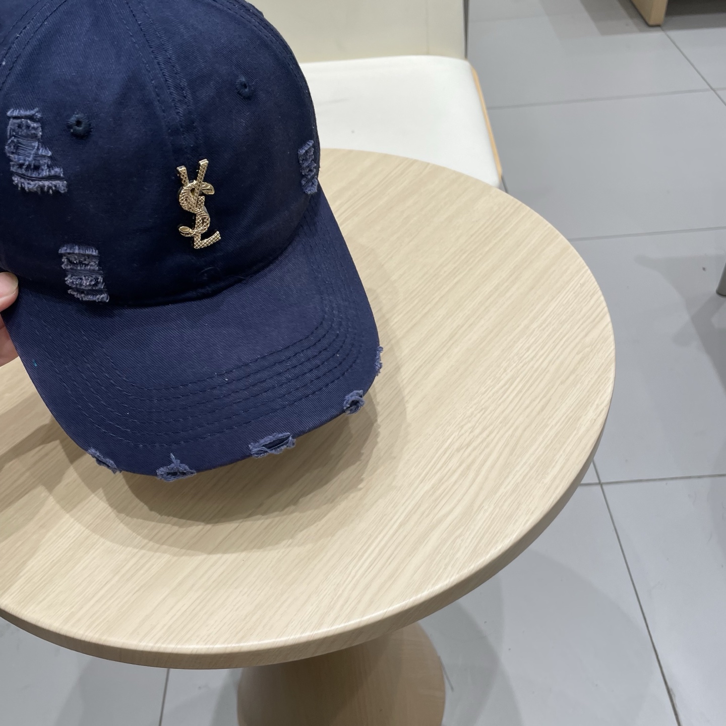
 YSL圣罗兰 棒球帽|韩系风
一款简单休闲风的棒球帽
是牛仔的款式 减龄百搭 适配度很高！
简单随性