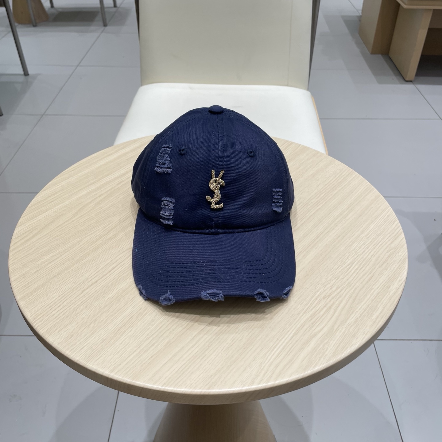 
 YSL圣罗兰 棒球帽|韩系风
一款简单休闲风的棒球帽
是牛仔的款式 减龄百搭 适配度很高！
简单随性