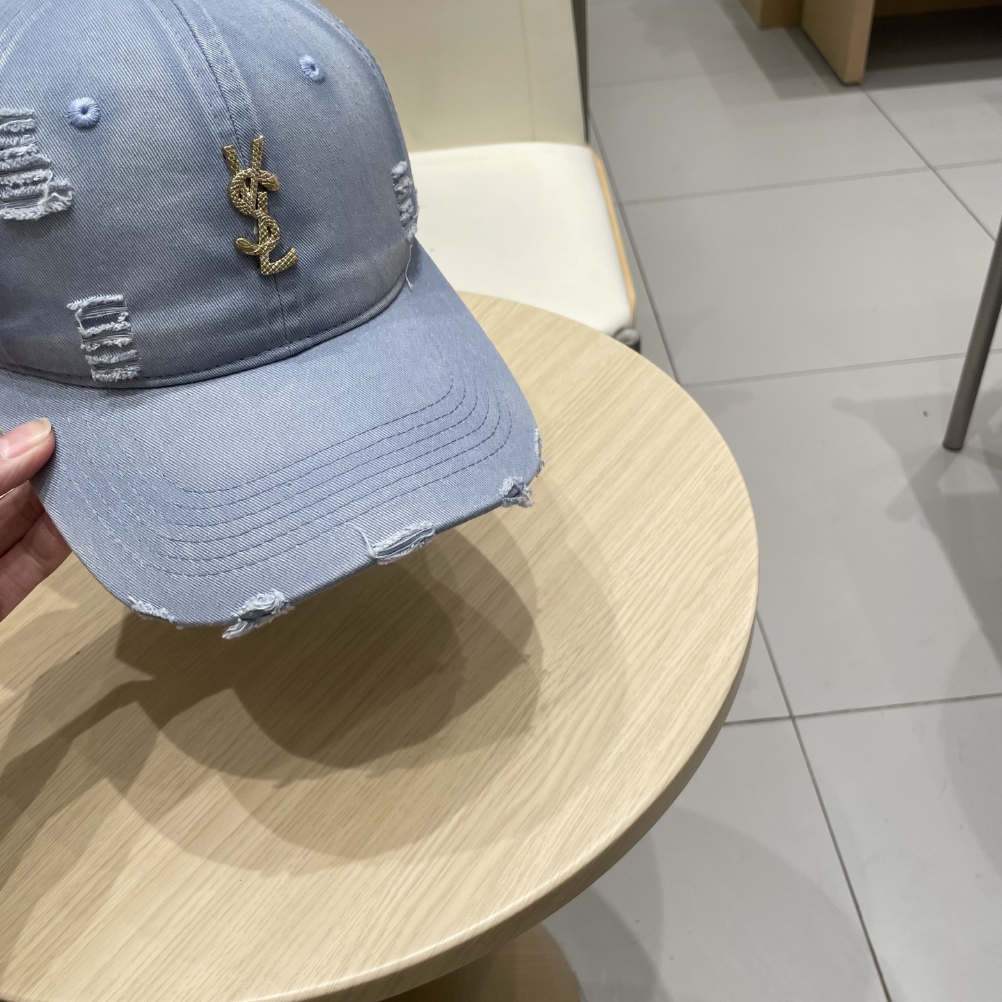 
 YSL圣罗兰 棒球帽|韩系风
一款简单休闲风的棒球帽
是牛仔的款式 减龄百搭 适配度很高！
简单随性