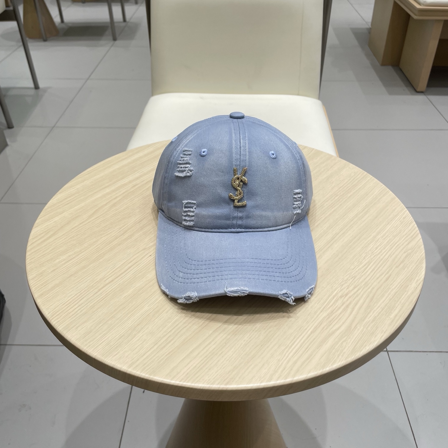 
 YSL圣罗兰 棒球帽|韩系风
一款简单休闲风的棒球帽
是牛仔的款式 减龄百搭 适配度很高！
简单随性