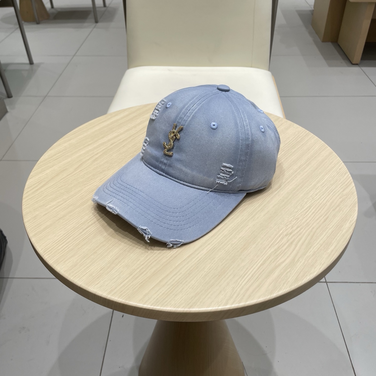 
 YSL圣罗兰 棒球帽|韩系风
一款简单休闲风的棒球帽
是牛仔的款式 减龄百搭 适配度很高！
简单随性