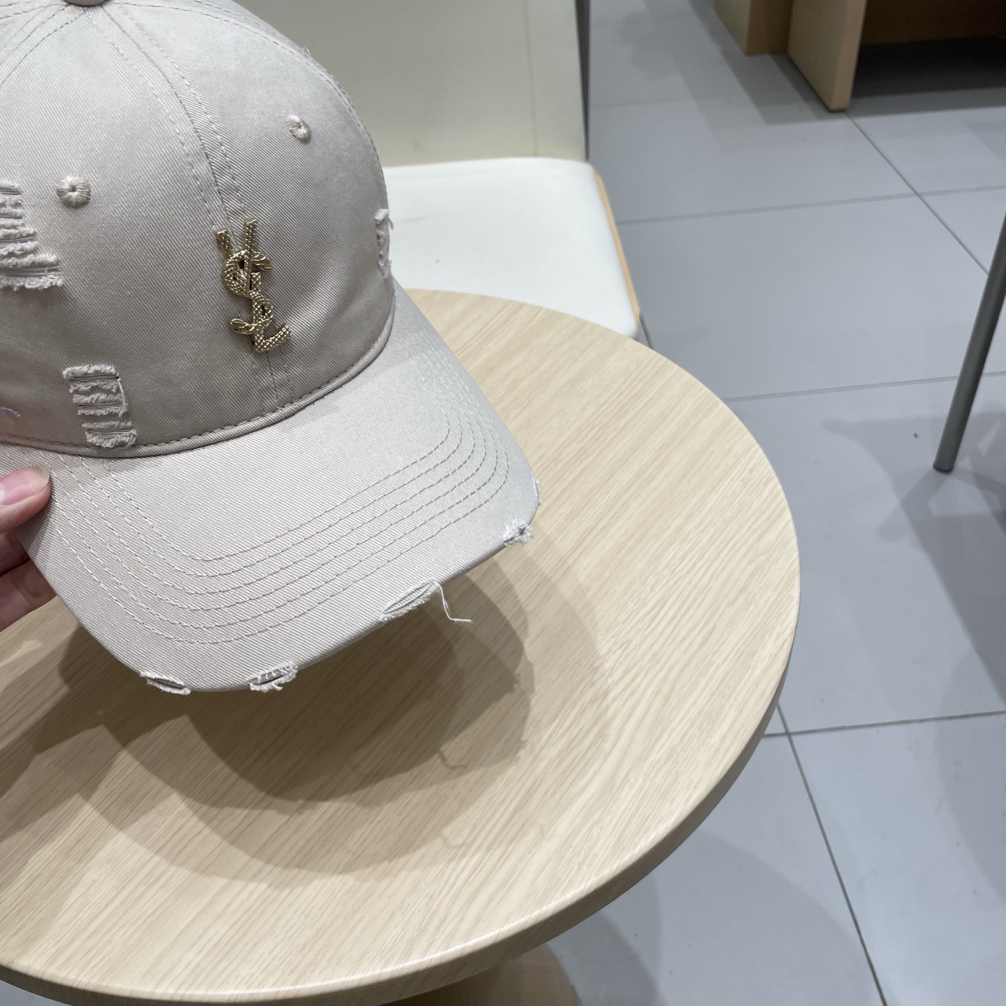 
 YSL圣罗兰 棒球帽|韩系风
一款简单休闲风的棒球帽
是牛仔的款式 减龄百搭 适配度很高！
简单随性