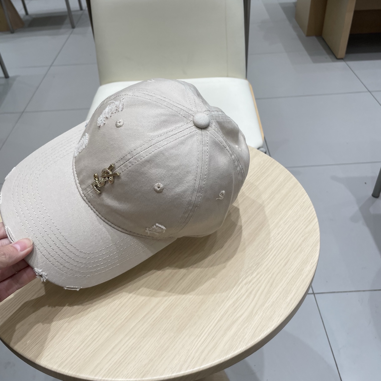 
 YSL圣罗兰 棒球帽|韩系风
一款简单休闲风的棒球帽
是牛仔的款式 减龄百搭 适配度很高！
简单随性