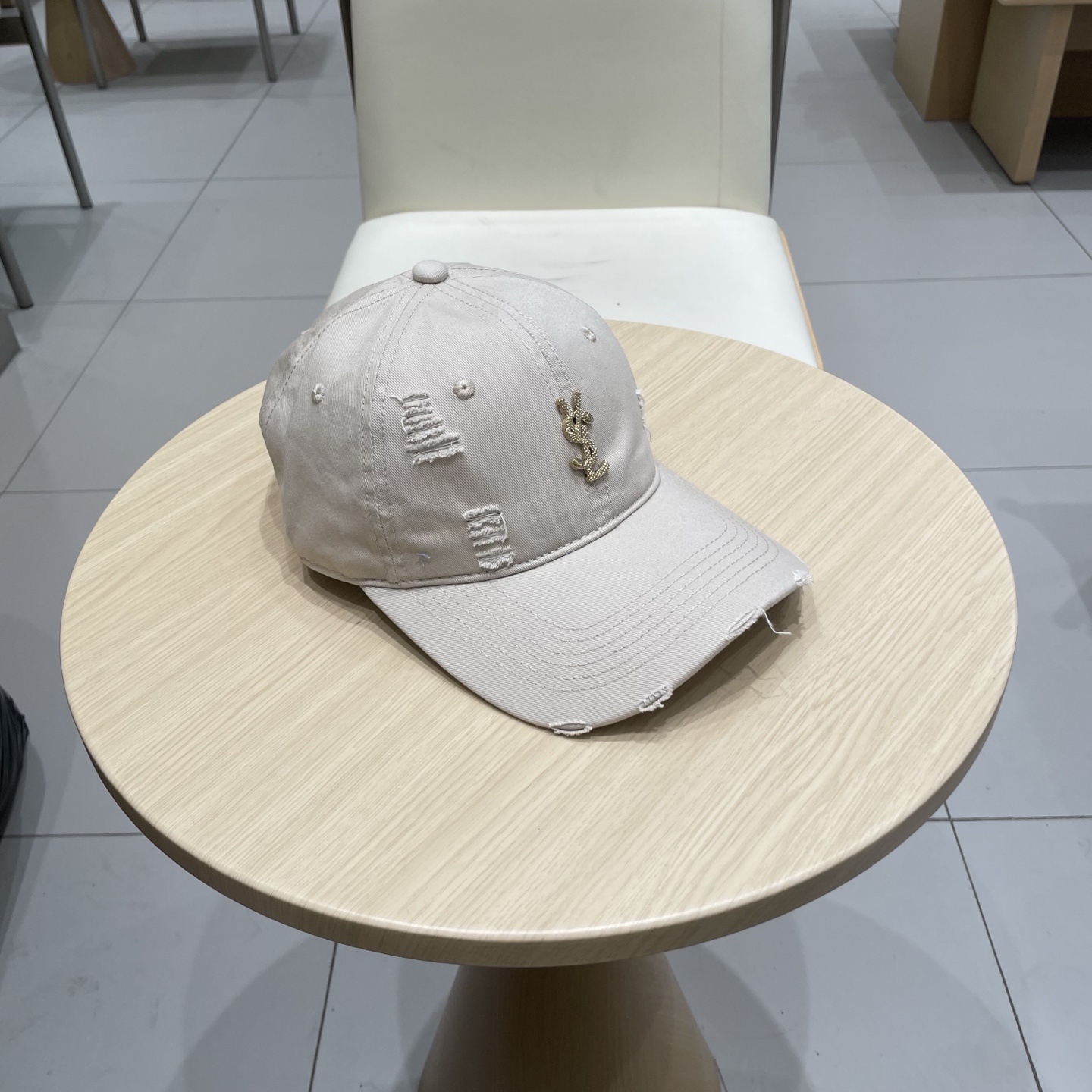 
 YSL圣罗兰 棒球帽|韩系风
一款简单休闲风的棒球帽
是牛仔的款式 减龄百搭 适配度很高！
简单随性