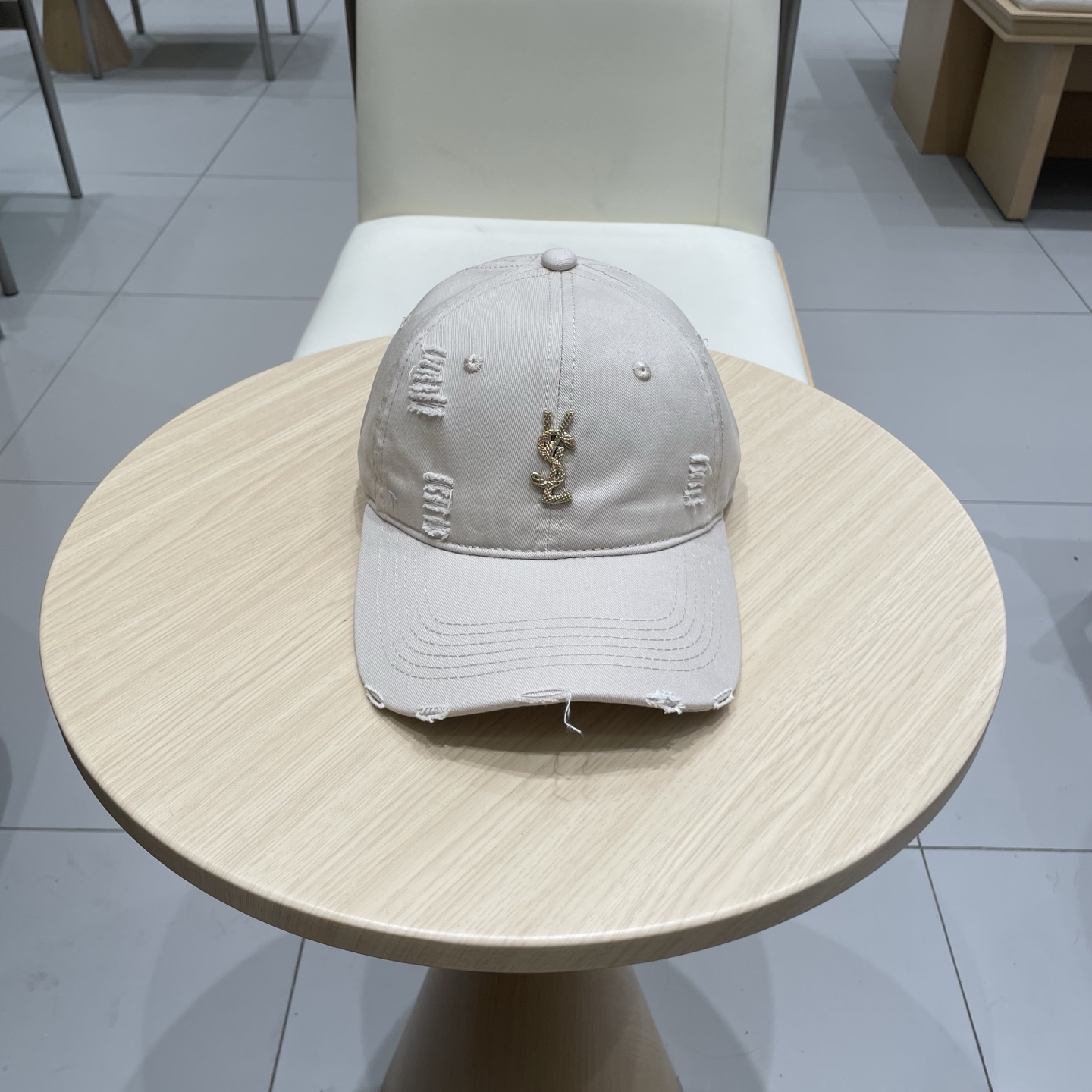
 YSL圣罗兰 棒球帽|韩系风
一款简单休闲风的棒球帽
是牛仔的款式 减龄百搭 适配度很高！
简单随性