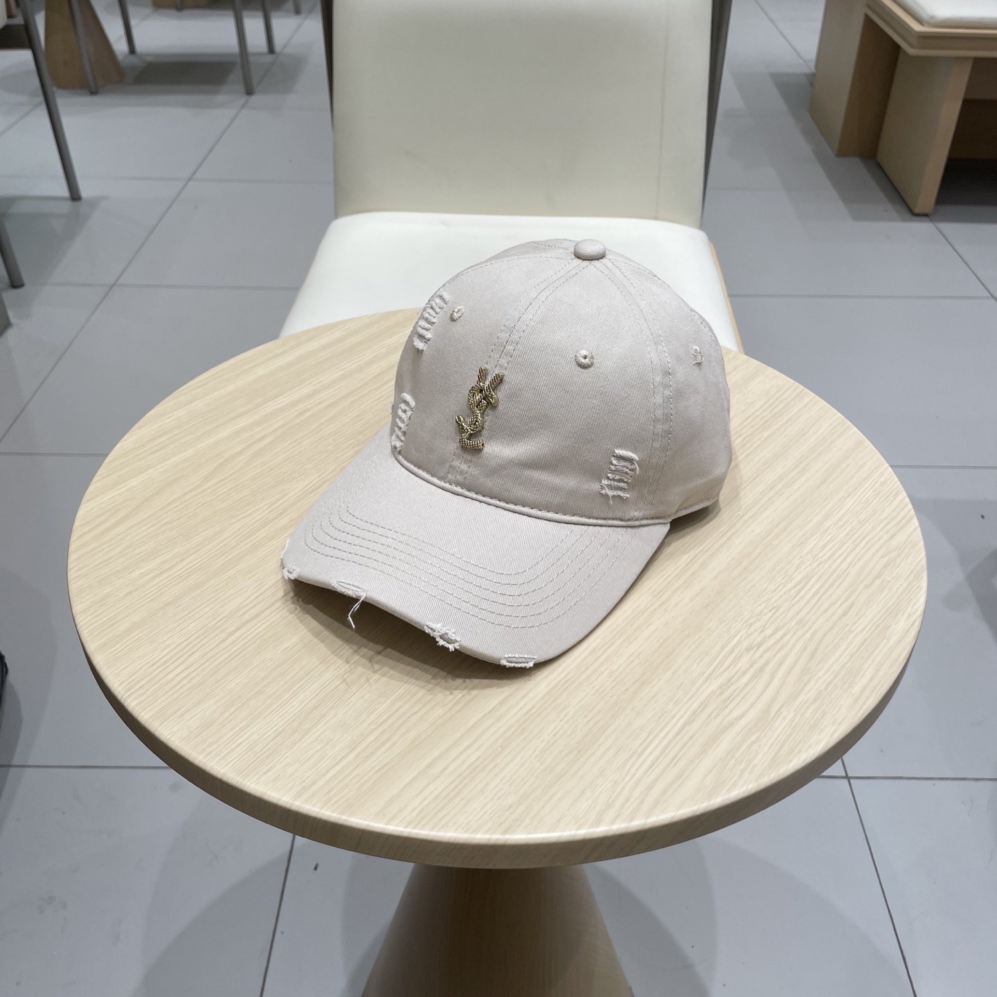 
 YSL圣罗兰 棒球帽|韩系风
一款简单休闲风的棒球帽
是牛仔的款式 减龄百搭 适配度很高！
简单随性