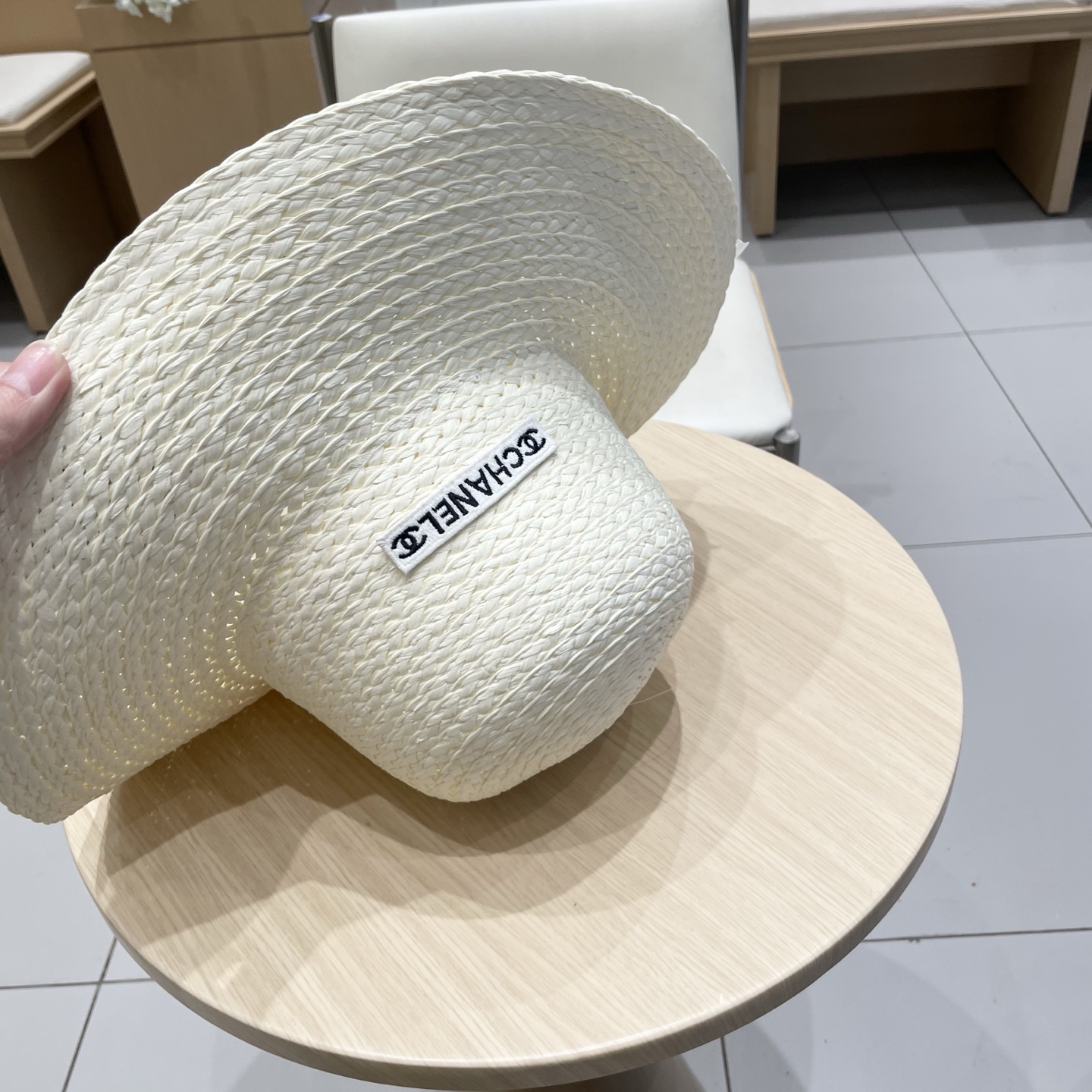  CHANEL香奈儿 2025新款草编遮阳大帽檐草帽🤩沙滩风格，简约大方，百搭单品～外出首选，新款帽型超