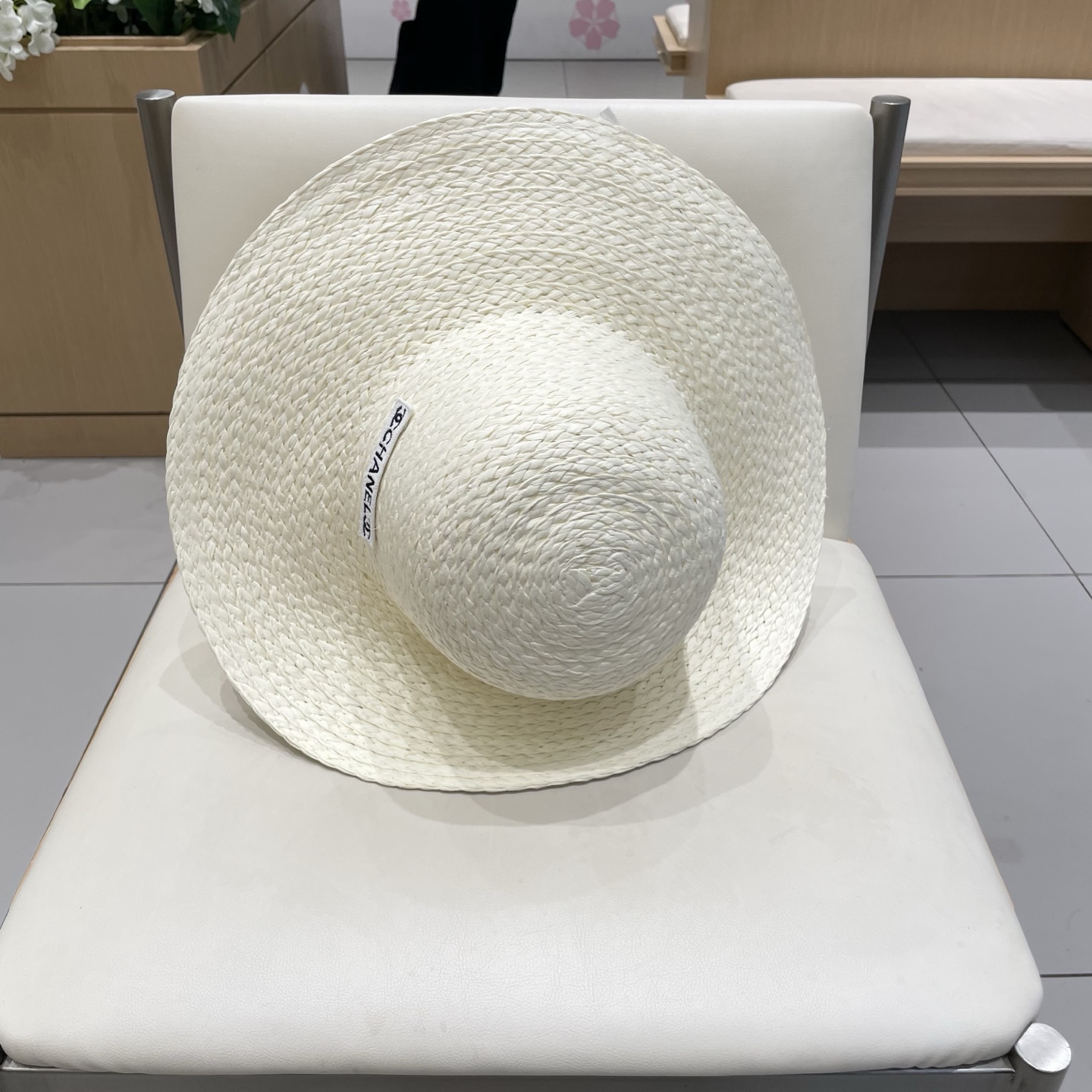  CHANEL香奈儿 2025新款草编遮阳大帽檐草帽🤩沙滩风格，简约大方，百搭单品～外出首选，新款帽型超