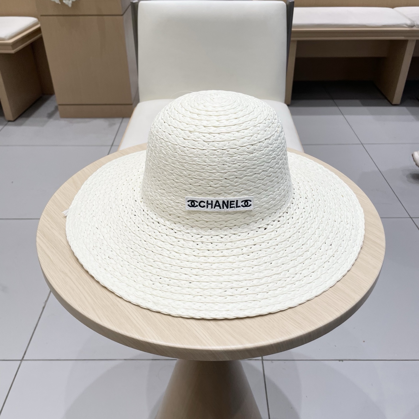  CHANEL香奈儿 2025新款草编遮阳大帽檐草帽🤩沙滩风格，简约大方，百搭单品～外出首选，新款帽型超