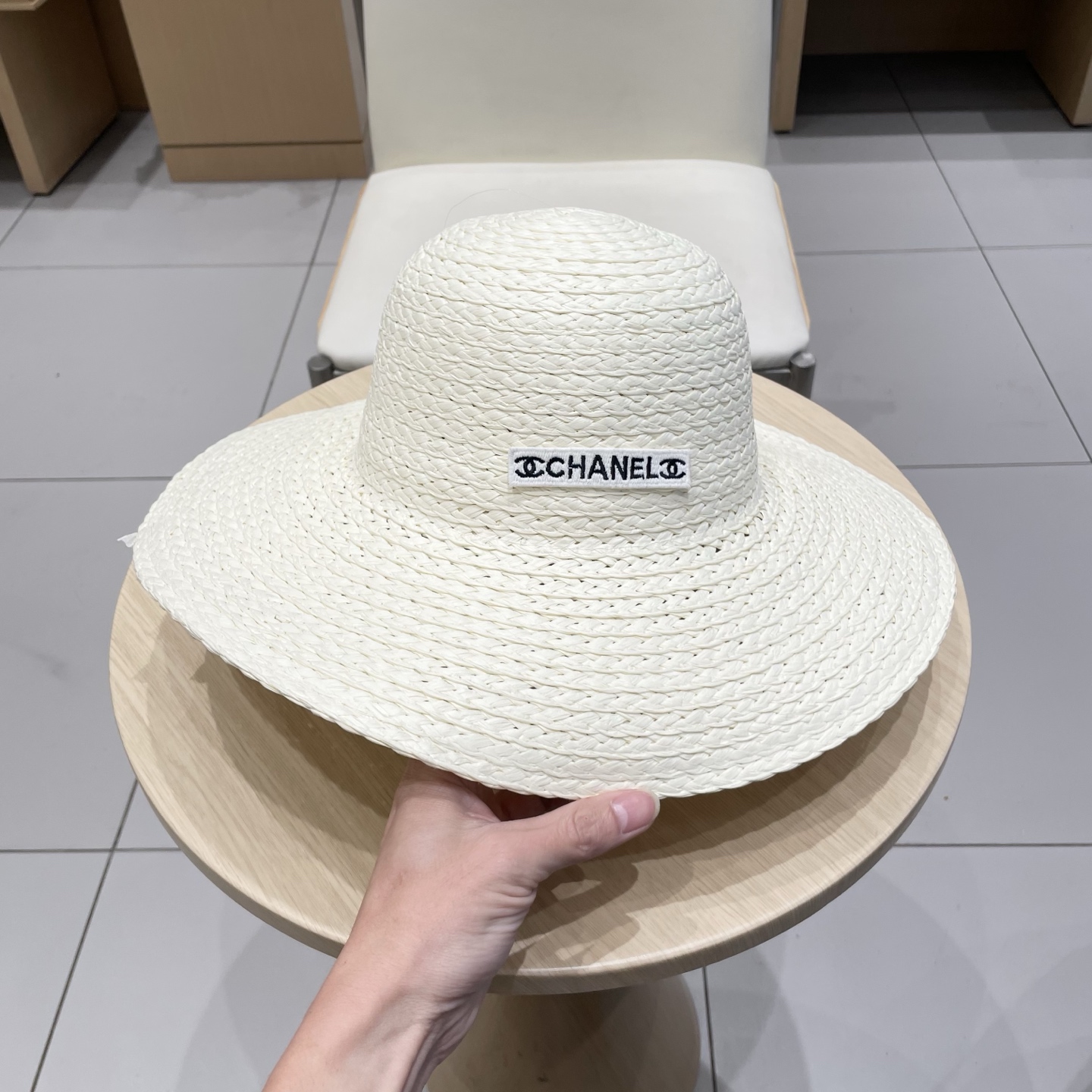 CHANEL香奈儿 2025新款草编遮阳大帽檐草帽🤩沙滩风格，简约大方，百搭单品～外出首选，新款帽型超
