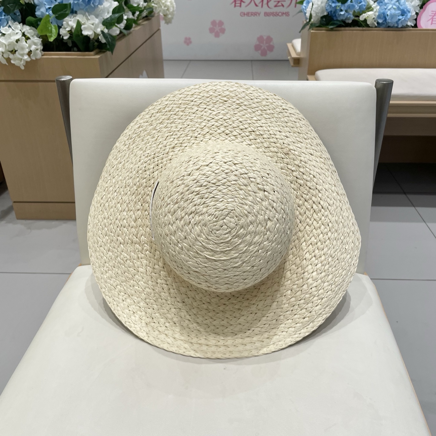  CHANEL香奈儿 2025新款草编遮阳大帽檐草帽🤩沙滩风格，简约大方，百搭单品～外出首选，新款帽型超