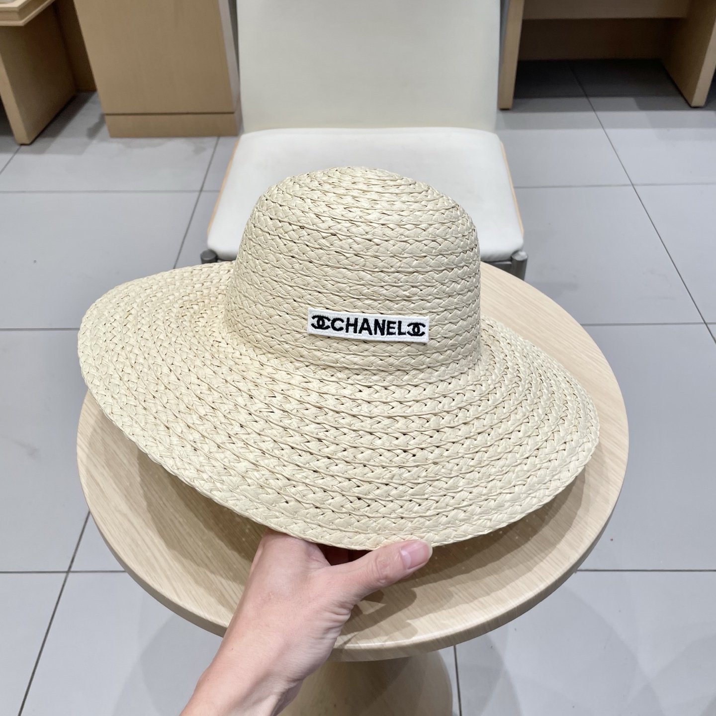  CHANEL香奈儿 2025新款草编遮阳大帽檐草帽🤩沙滩风格，简约大方，百搭单品～外出首选，新款帽型超