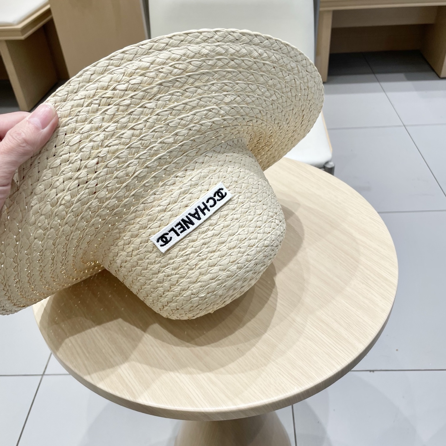  CHANEL香奈儿 2025新款草编遮阳大帽檐草帽🤩沙滩风格，简约大方，百搭单品～外出首选，新款帽型超