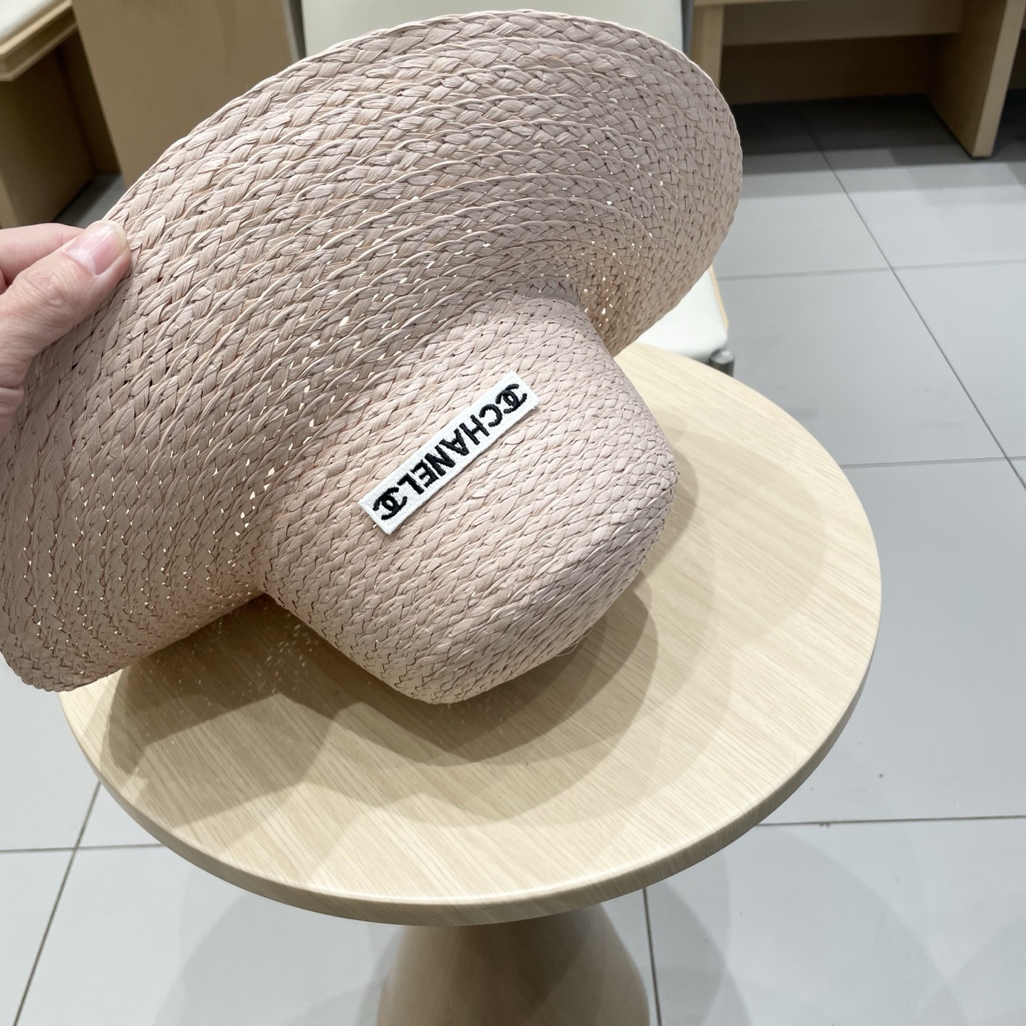  CHANEL香奈儿 2025新款草编遮阳大帽檐草帽🤩沙滩风格，简约大方，百搭单品～外出首选，新款帽型超