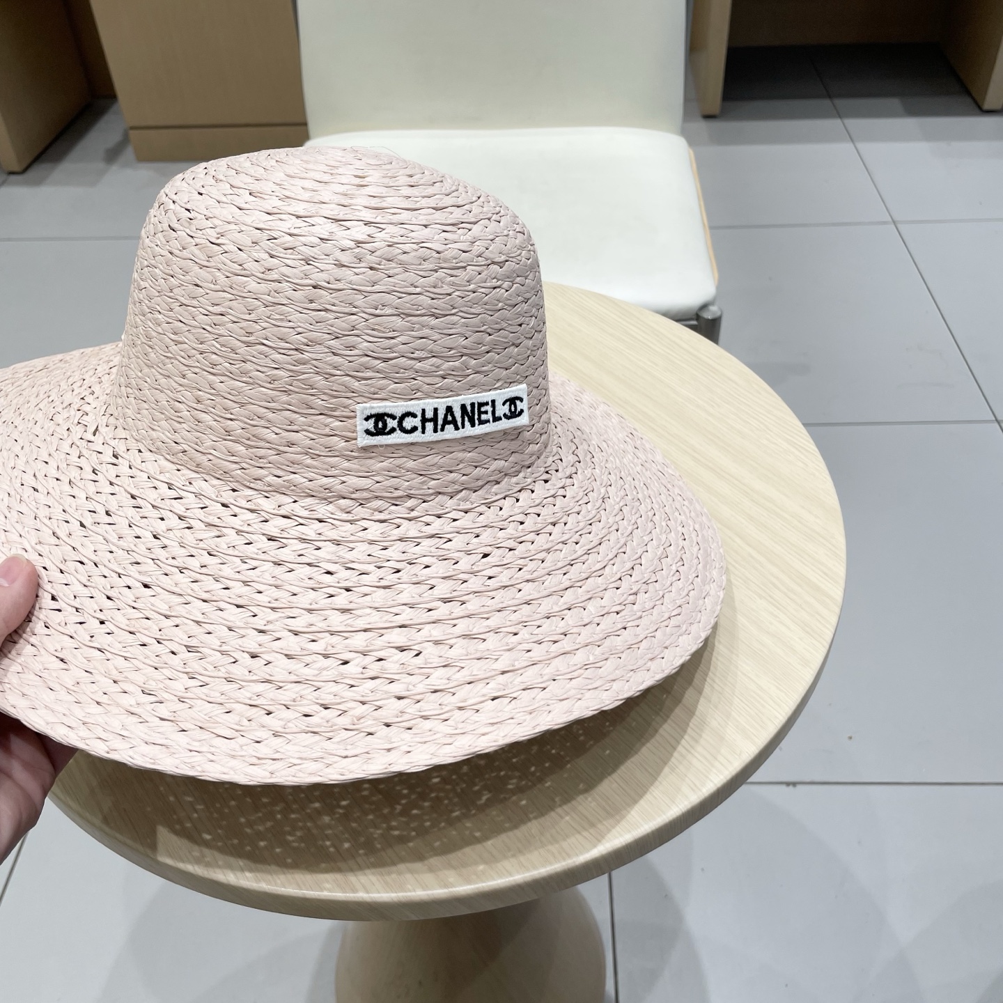  CHANEL香奈儿 2025新款草编遮阳大帽檐草帽🤩沙滩风格，简约大方，百搭单品～外出首选，新款帽型超