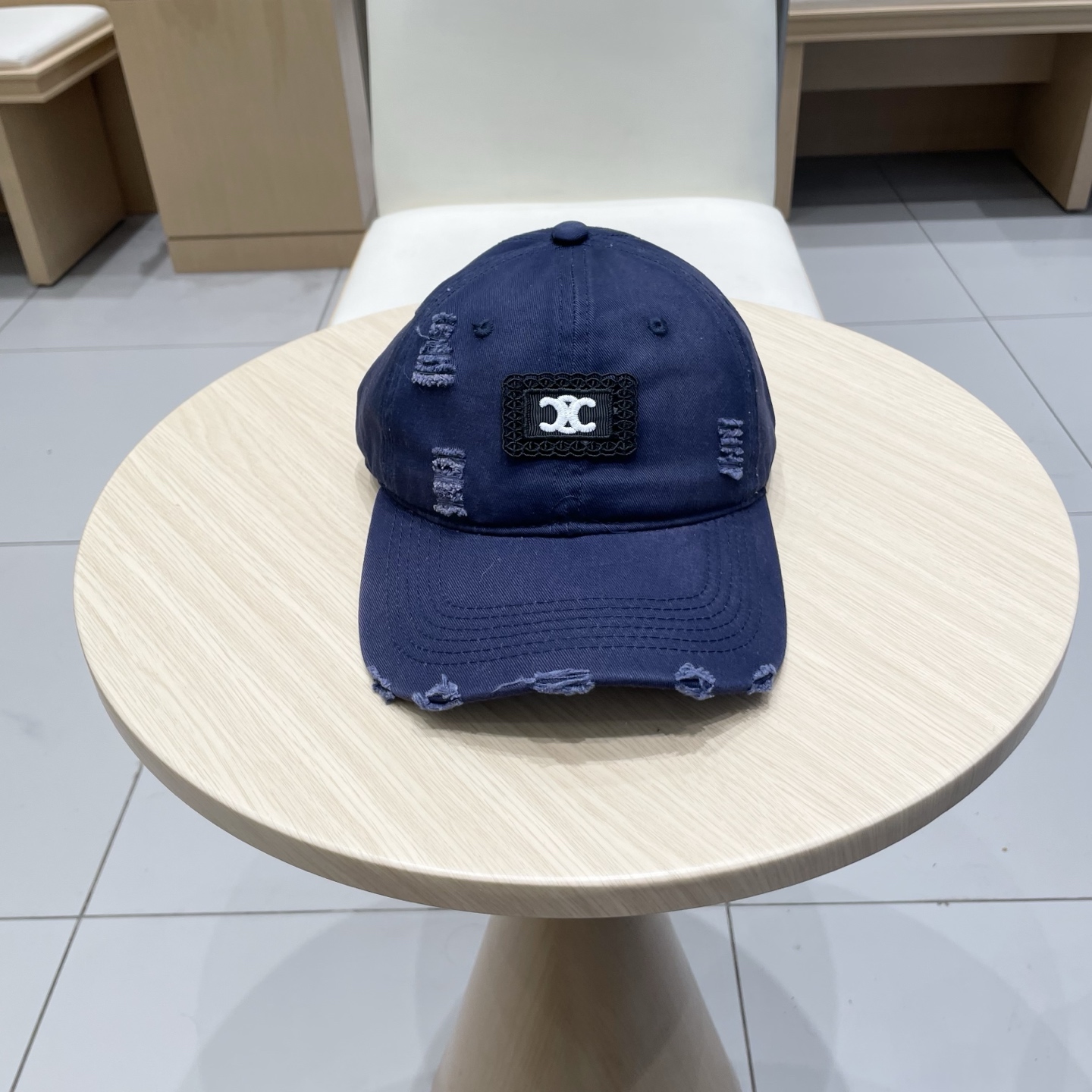  CELINE 塞琳 新款 🆕 棒球帽 🧢 
logo比较小一点 楦型 通通不一专柜热卖款轻盈透气
完美