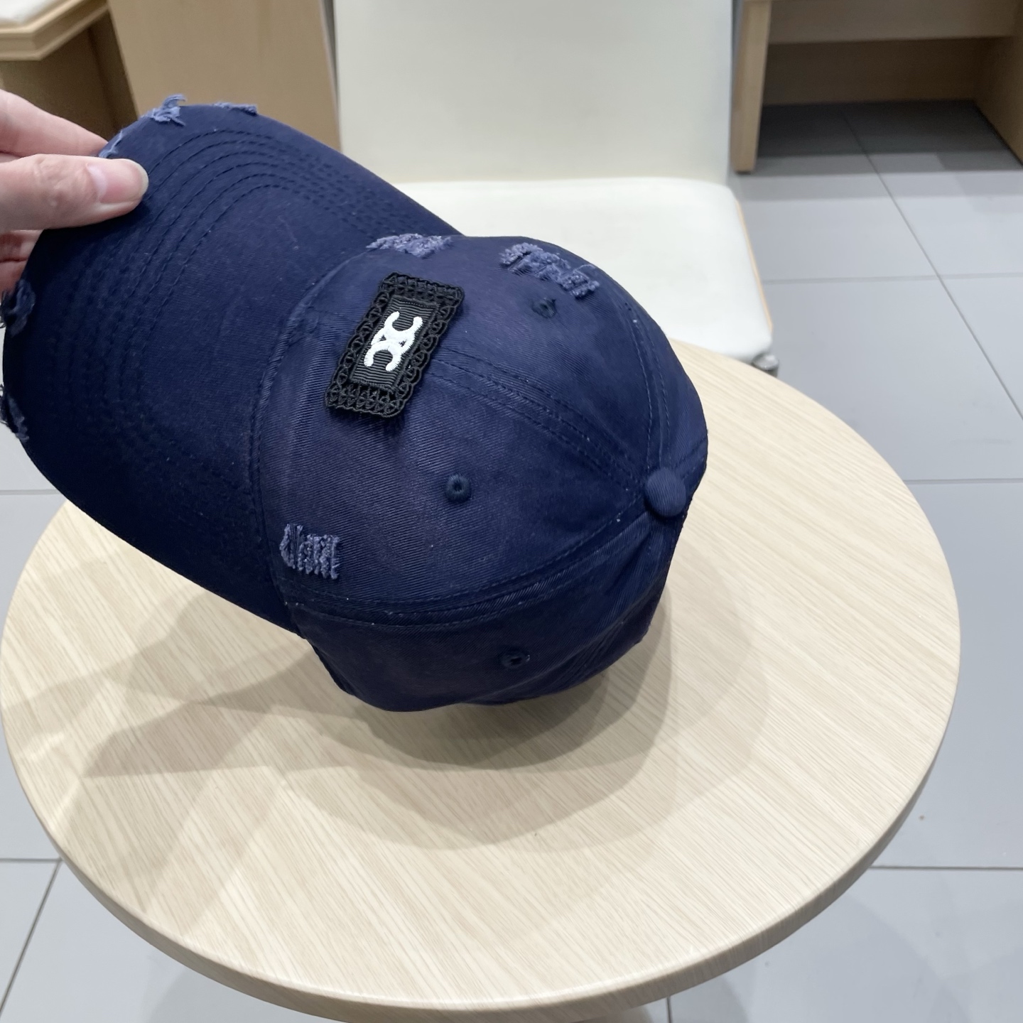  CELINE 塞琳 新款 🆕 棒球帽 🧢 
logo比较小一点 楦型 通通不一专柜热卖款轻盈透气
完美