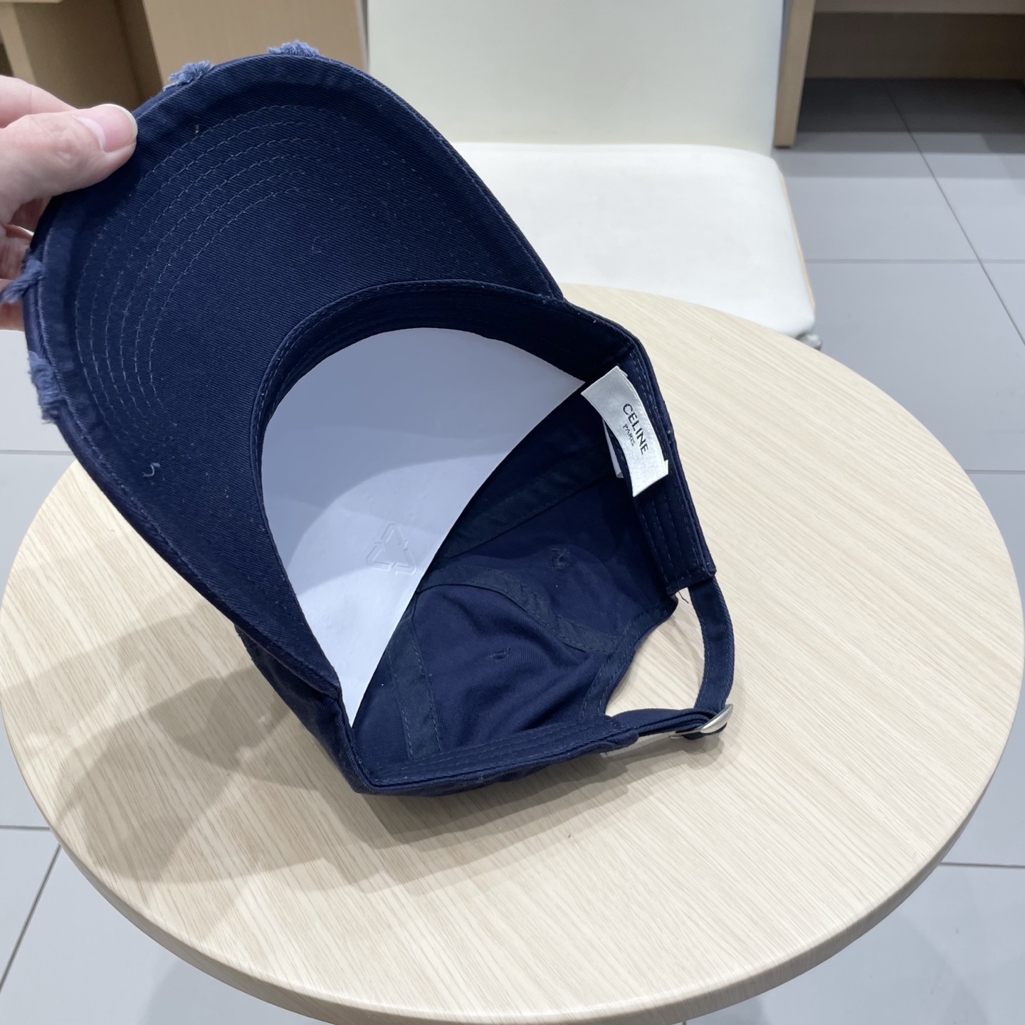  CELINE 塞琳 新款 🆕 棒球帽 🧢 
logo比较小一点 楦型 通通不一专柜热卖款轻盈透气
完美