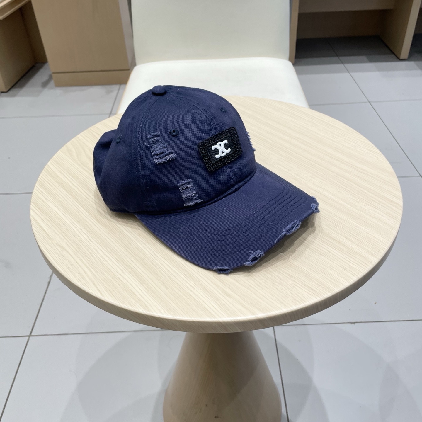  CELINE 塞琳 新款 🆕 棒球帽 🧢 
logo比较小一点 楦型 通通不一专柜热卖款轻盈透气
完美