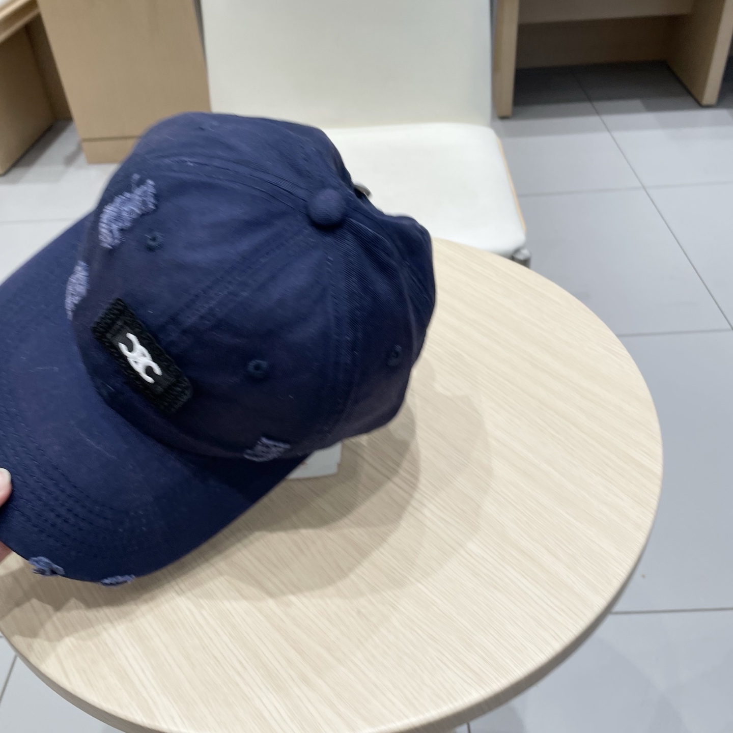  CELINE 塞琳 新款 🆕 棒球帽 🧢 
logo比较小一点 楦型 通通不一专柜热卖款轻盈透气
完美