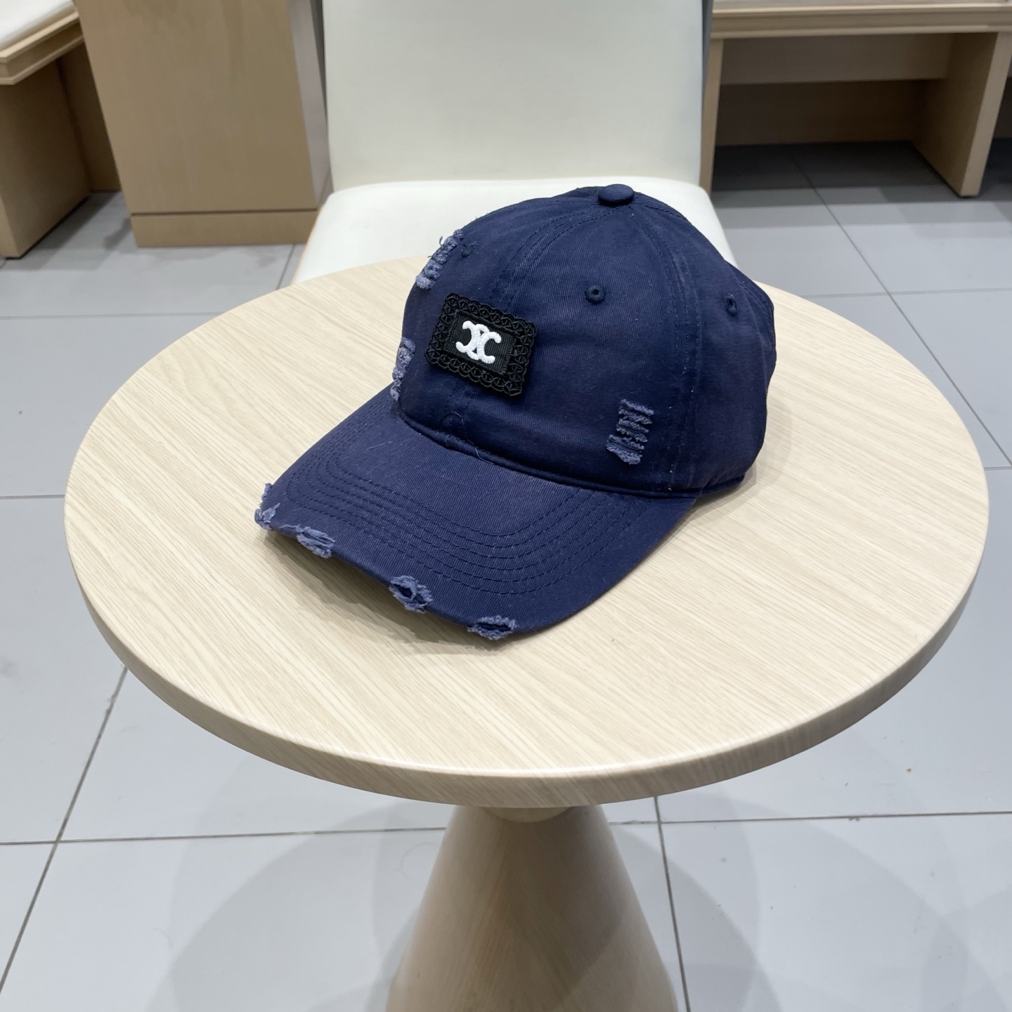  CELINE 塞琳 新款 🆕 棒球帽 🧢 
logo比较小一点 楦型 通通不一专柜热卖款轻盈透气
完美