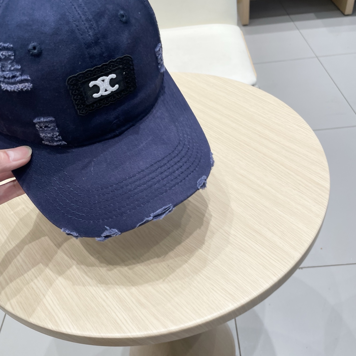  CELINE 塞琳 新款 🆕 棒球帽 🧢 
logo比较小一点 楦型 通通不一专柜热卖款轻盈透气
完美