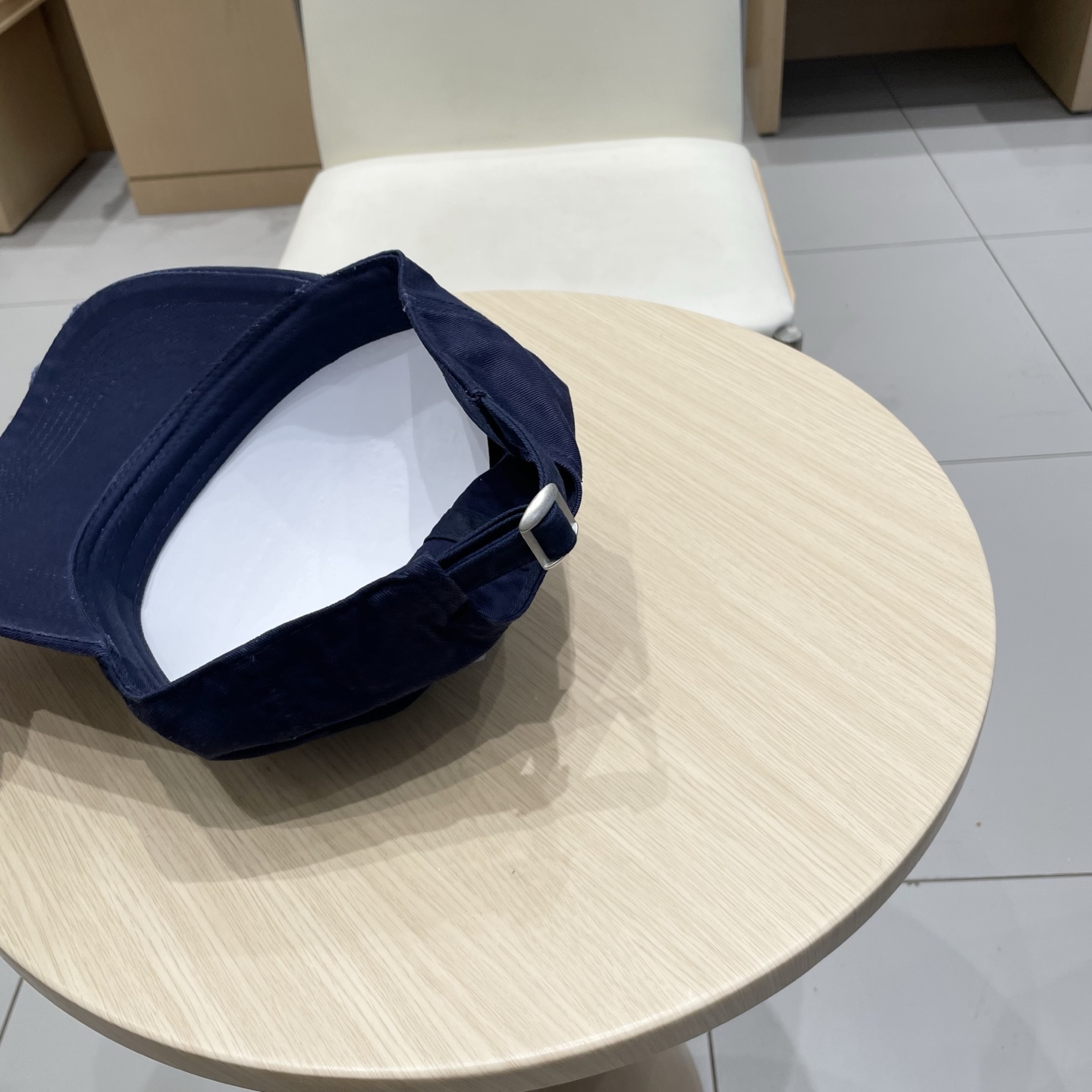  CELINE 塞琳 新款 🆕 棒球帽 🧢 
logo比较小一点 楦型 通通不一专柜热卖款轻盈透气
完美